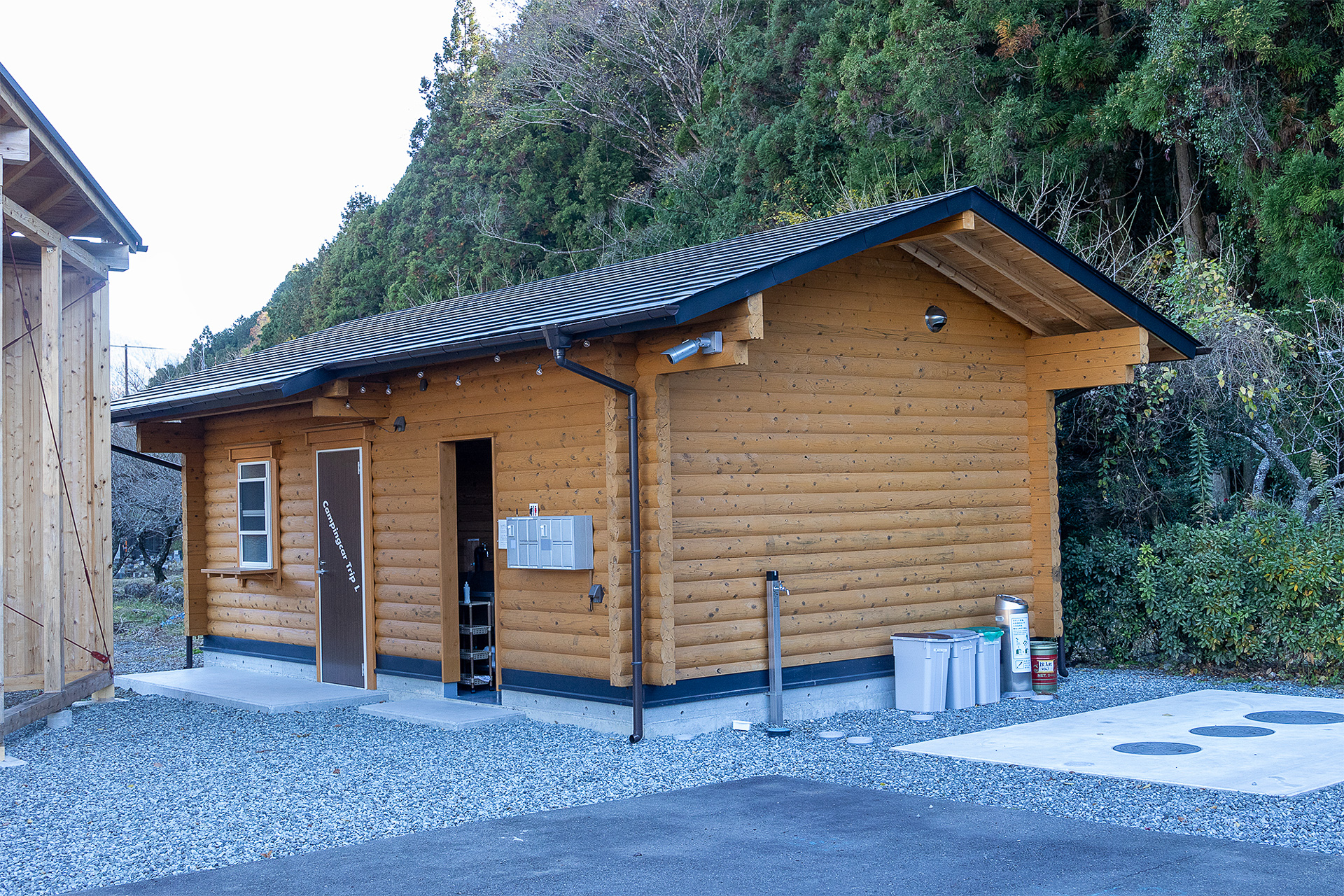 こちらが管理棟。洗い場とトイレもここにある