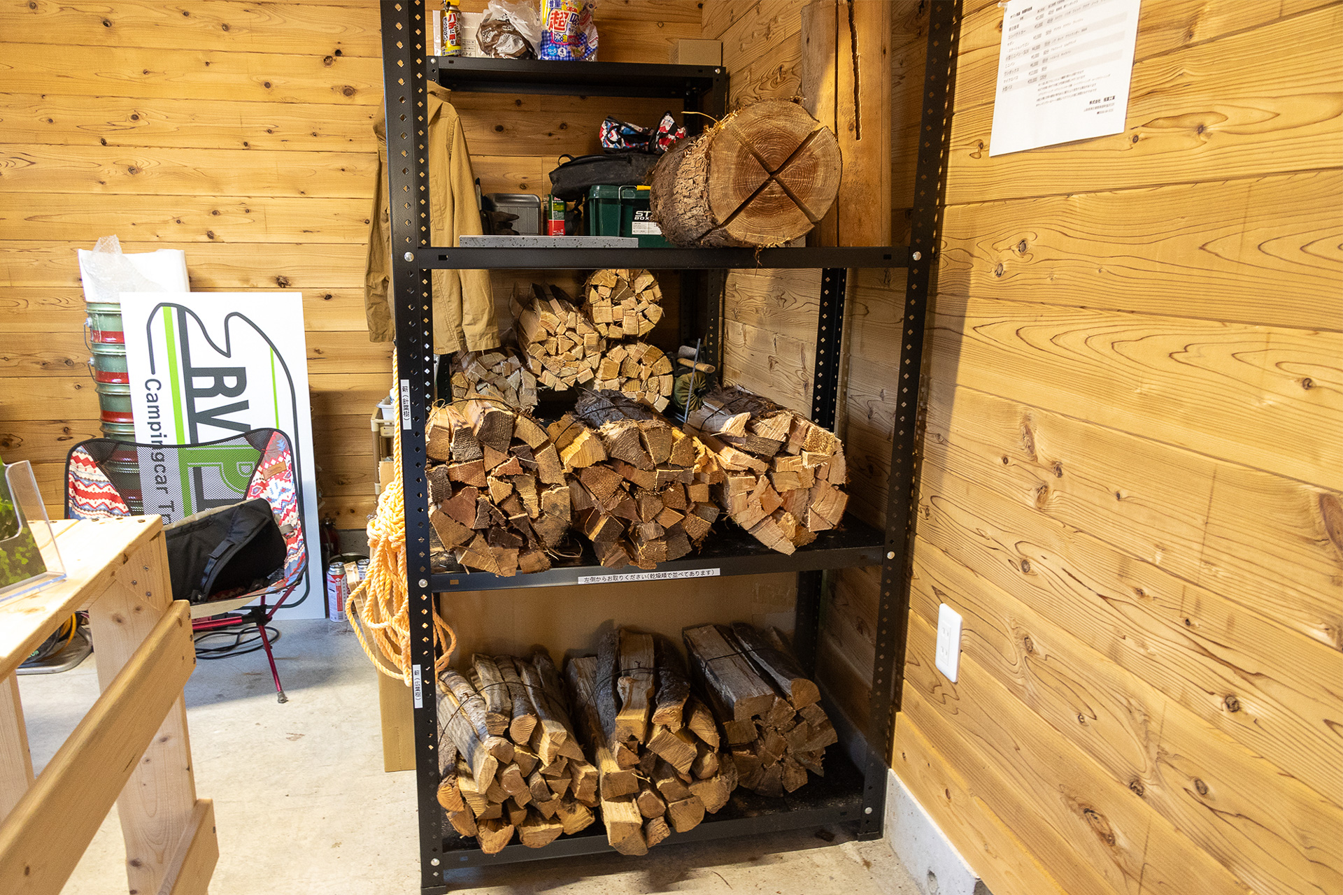 薪は針葉樹、広葉樹ともに販売している。スウェーデントーチ用の木もある。さらにBBQ用に国産の溶岩プレートのレンタルもある。必要な場合は電話にて連絡すると対応してくれる