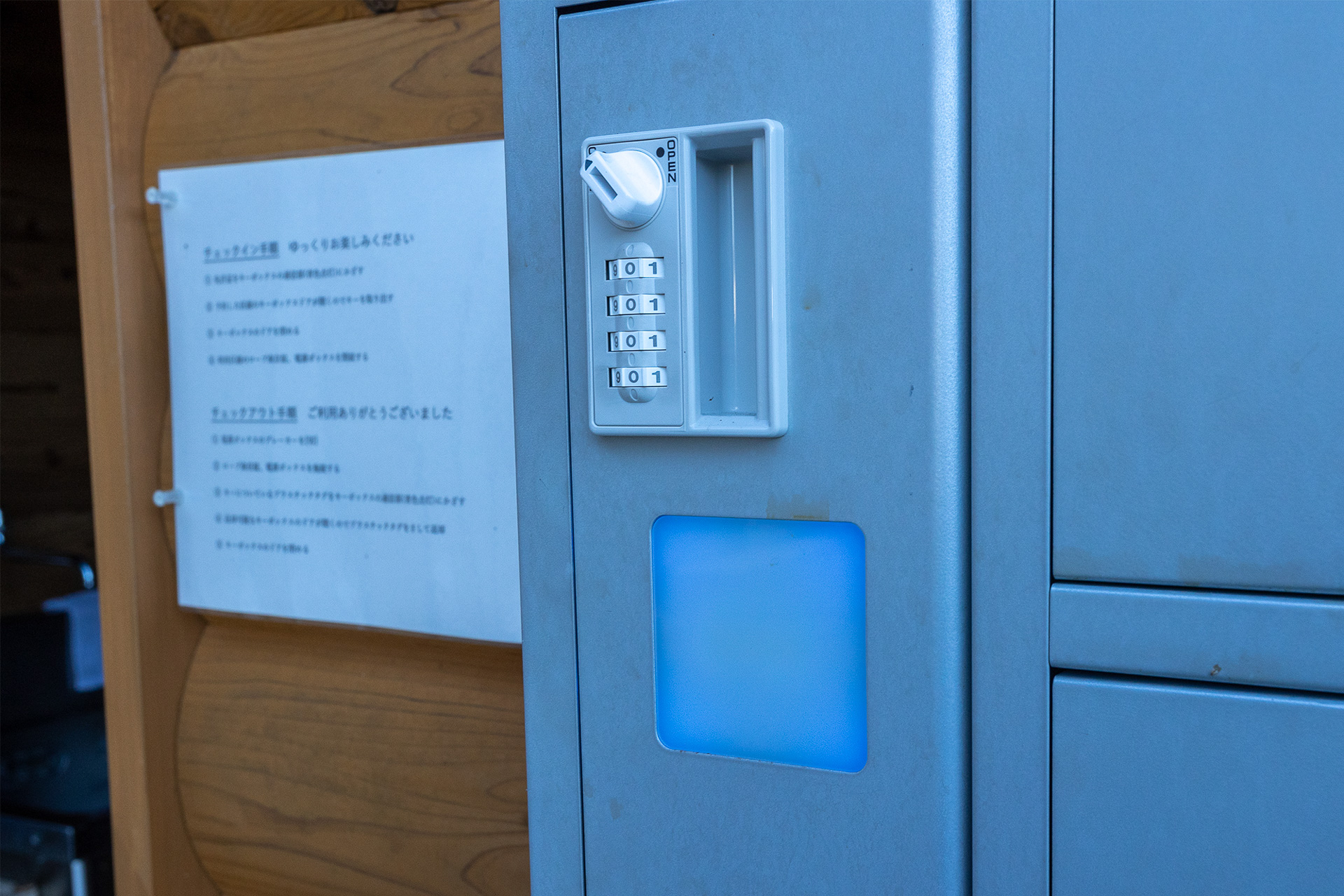 ダイヤルキーは施設管理者用。利用者はその下にある窓の部分に運転免許証をかざすと予約した区画のロープ取り外し＆電源ボックスのキーを取り出せる