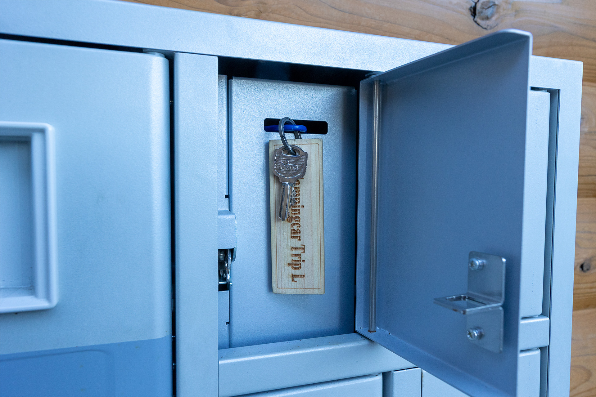 キーはこのように収めてある。青いフダを引き抜くとシステムは「チェックイン」と判断する