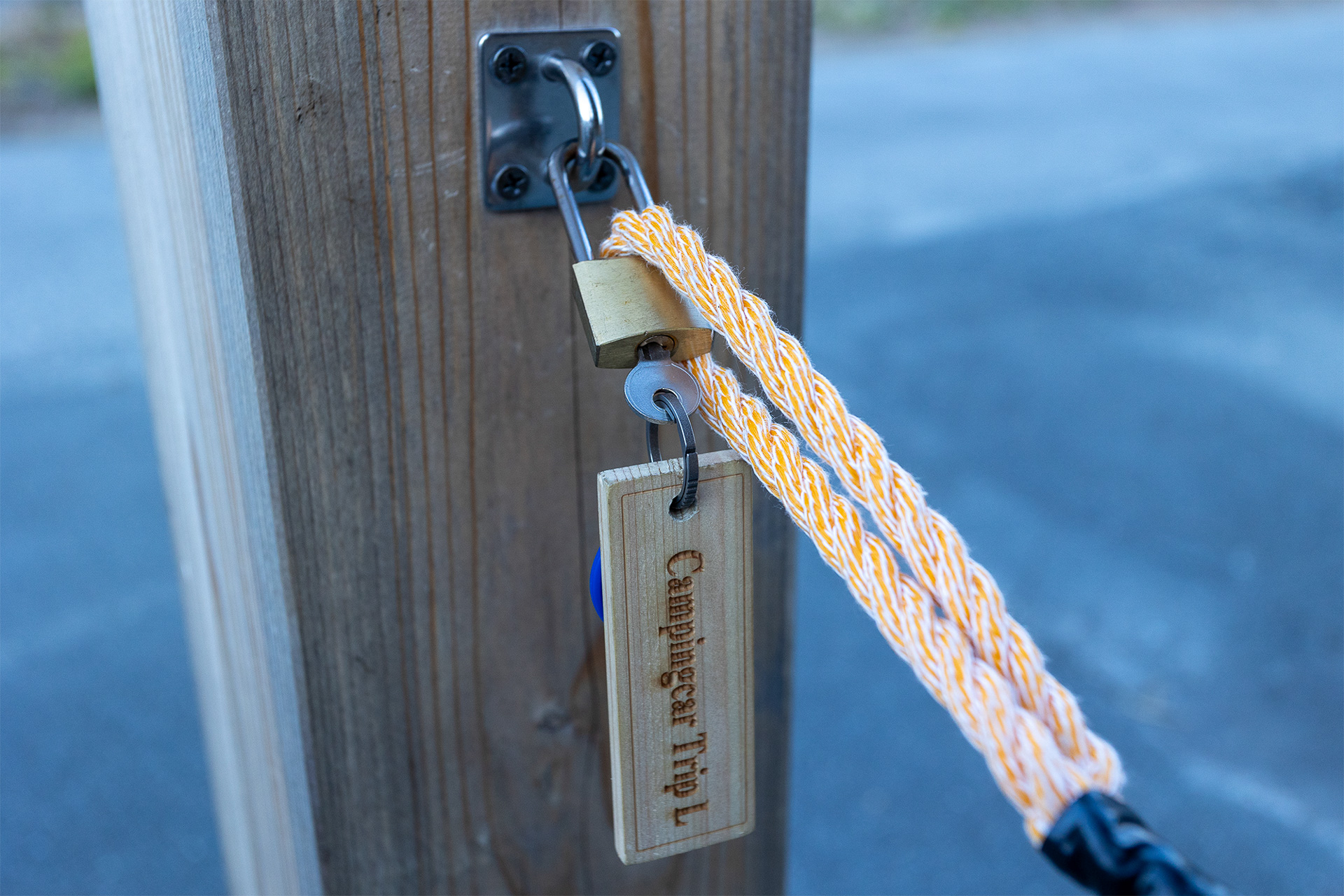 区画の入口には南京錠でロックしたロープが張ってあるので、キーでロックを解除してロープを外す