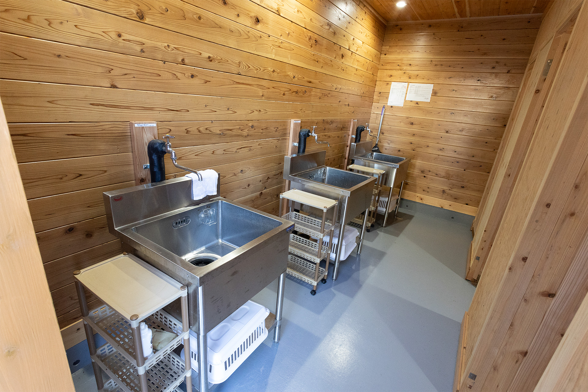 洗い場。シンクは3つある。現状、給湯設備がないので温水は出ない