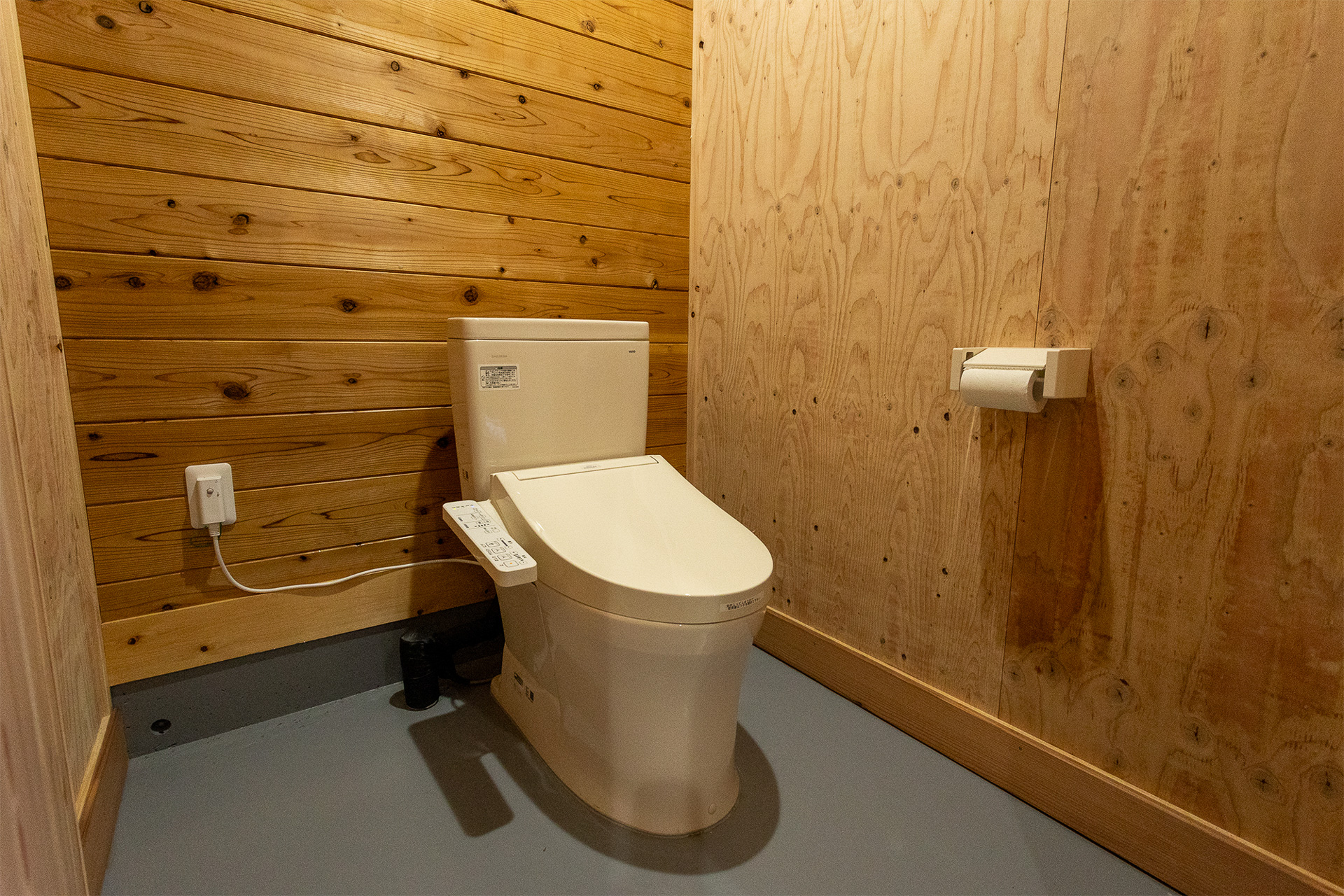 トイレは個室が3つ。男女分けはされていない。すべて写真のようきれいで、小さい子供のトイレに付き添えるよう部屋は広めにしてある