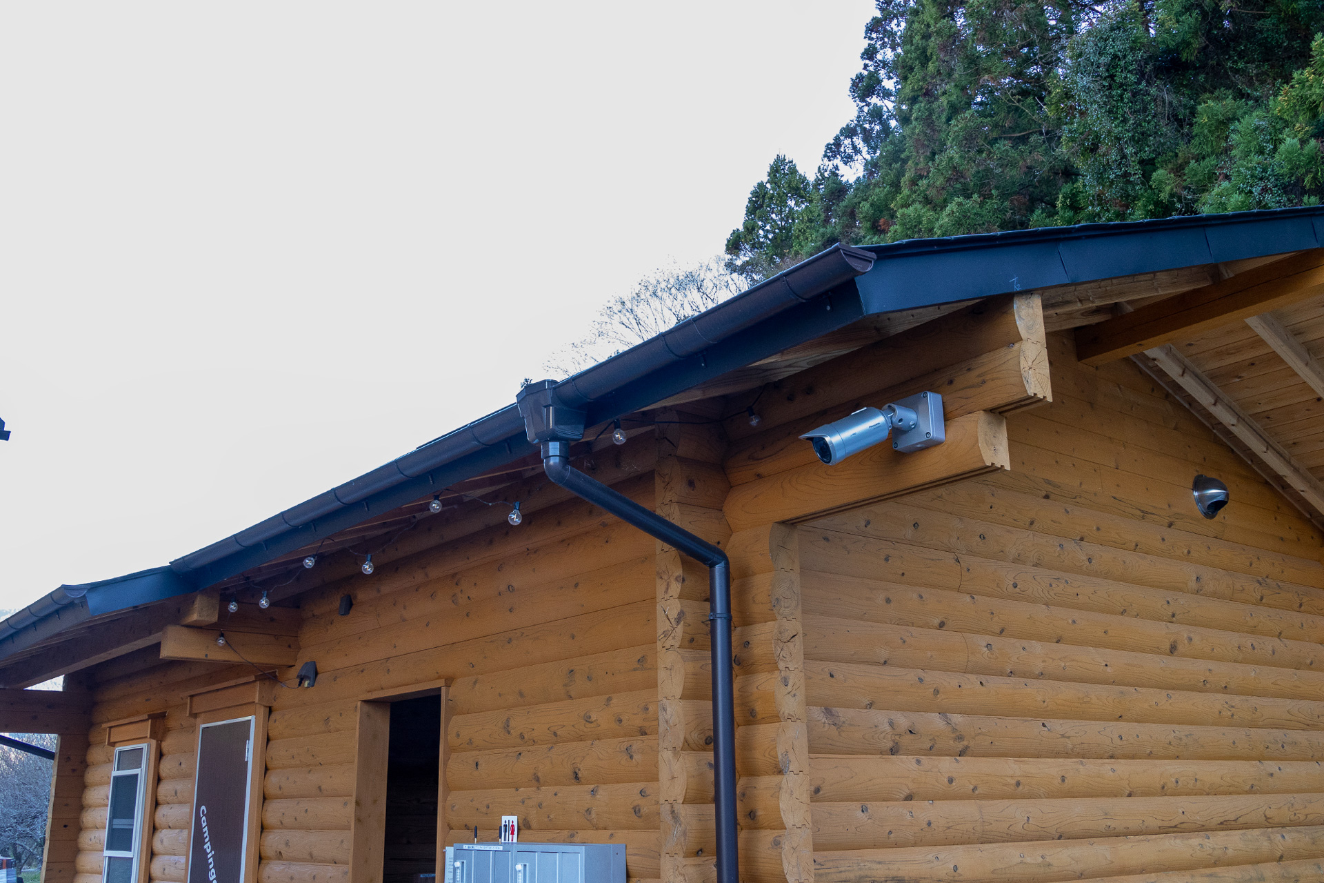 管理人の常駐がない施設だが監視カメラはある。また、稲葉工業は施設からクルマで数分のところなのでなにかあってもすぐに来てくれる