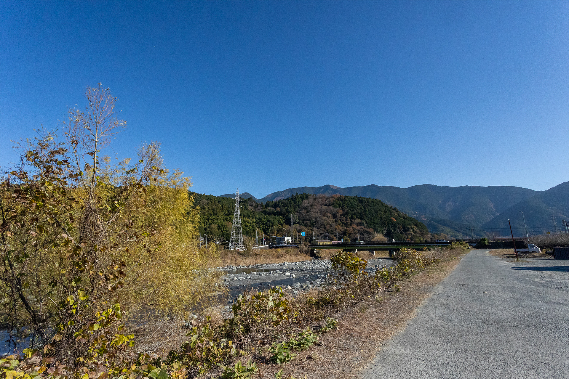 施設は富士川の支流、戸栗川の横にある。前の道はほとんどクルマが通らないので昼間も静か。奥に見える橋は国道52号線