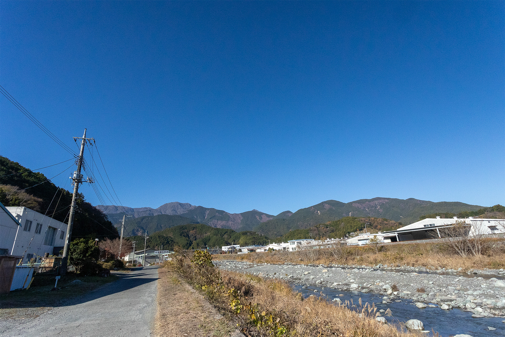 山側へ行くと戸栗川の上流にある人工滝など見ることができる。戸栗川ではヤマメや鮎釣りもシーズンになるとできるそうだ（入漁券が必要）