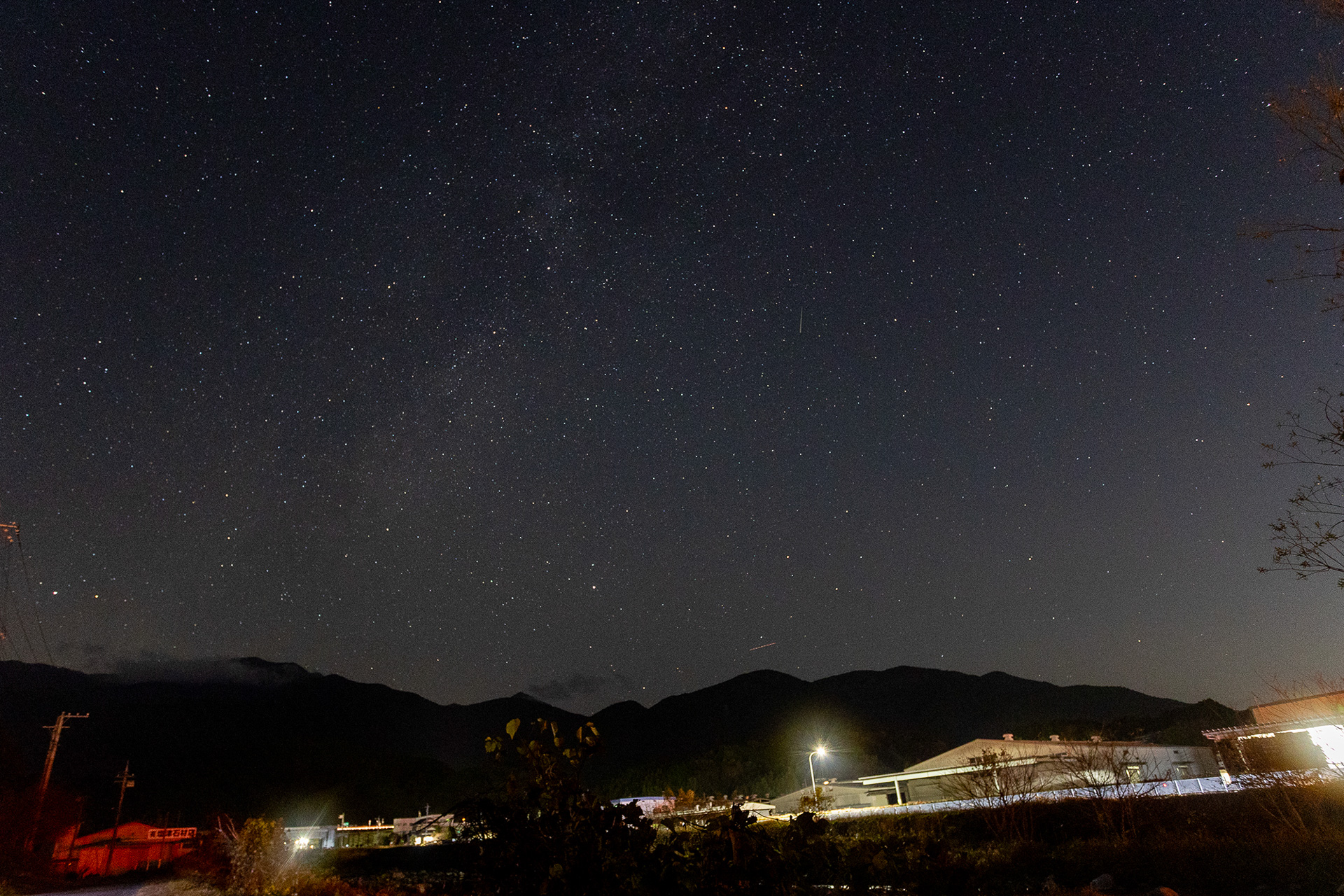南部町は星空がよく見える地域でもあるので、今回は晴れの日であり月があまり明るくない時期を選んで行ってみた。付近には街灯もあって真っ暗ではないが星空はよく見えた。画角は前の写真とほぼ同じ向き。なお、写真では目で見えるより多くの星が写っている