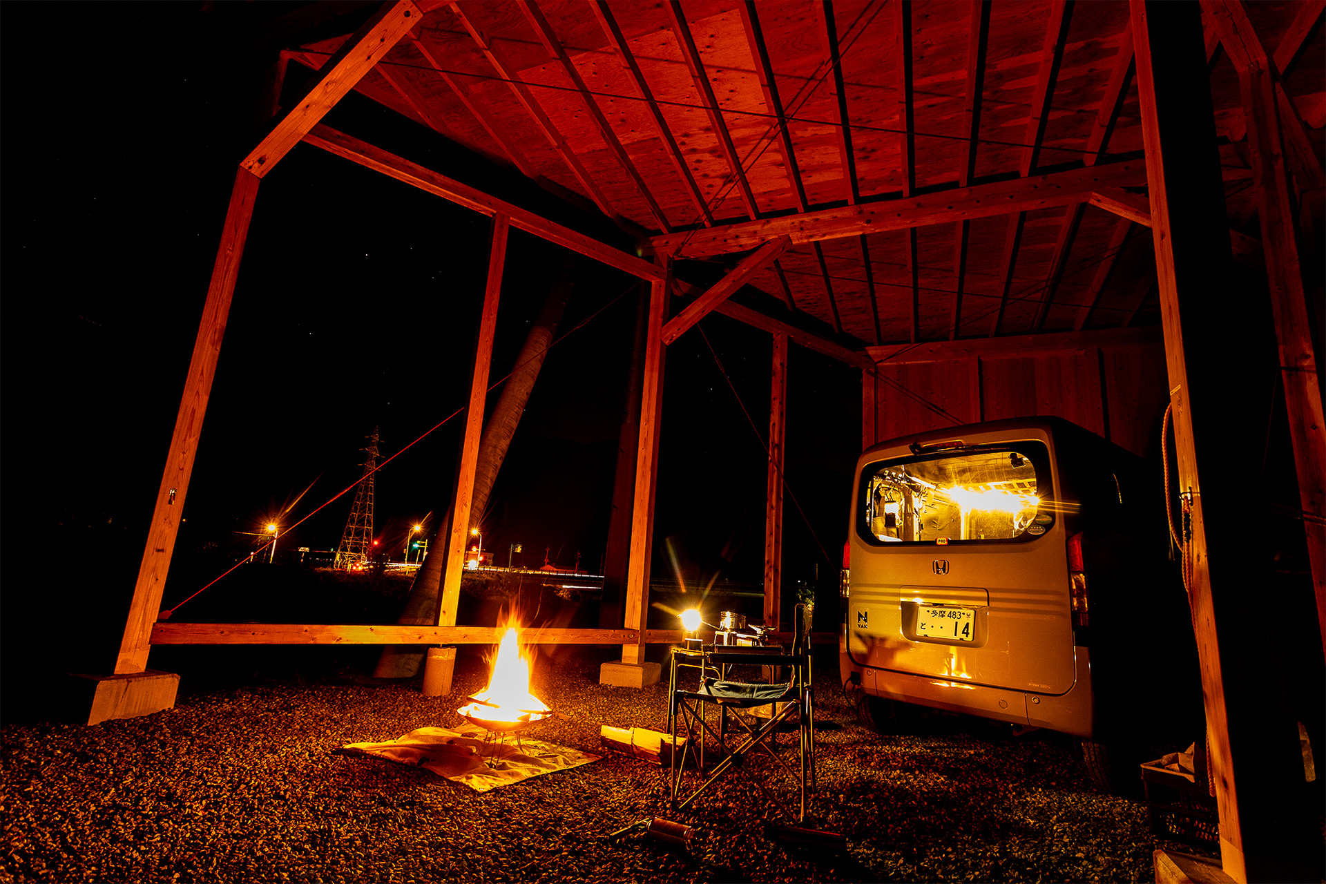 キャンピングカートリップLはたき火台使用でのたき火が可能。屋根が高いので屋根の下でもOKだが、柱や壁の側でのたき火は建物を焦がしたり、最悪の場合、火災になるので絶対に避けること