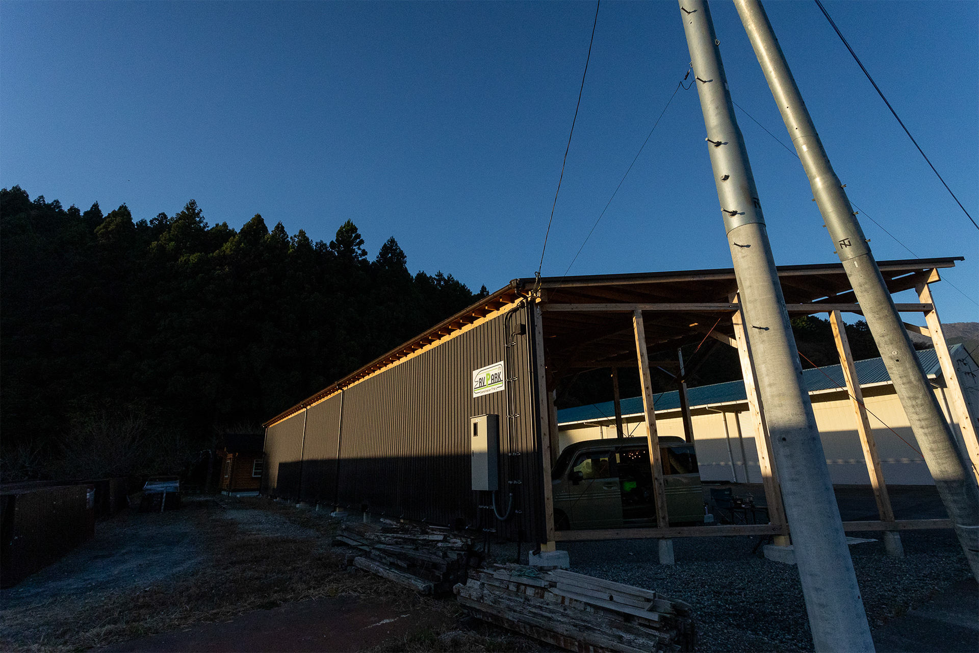 東側に壁を設けているので朝日が昇って明るさで目が覚めることもない。特に夏場は朝から「暑い～」とならないだろう。ゆっくり寝られる施設だ