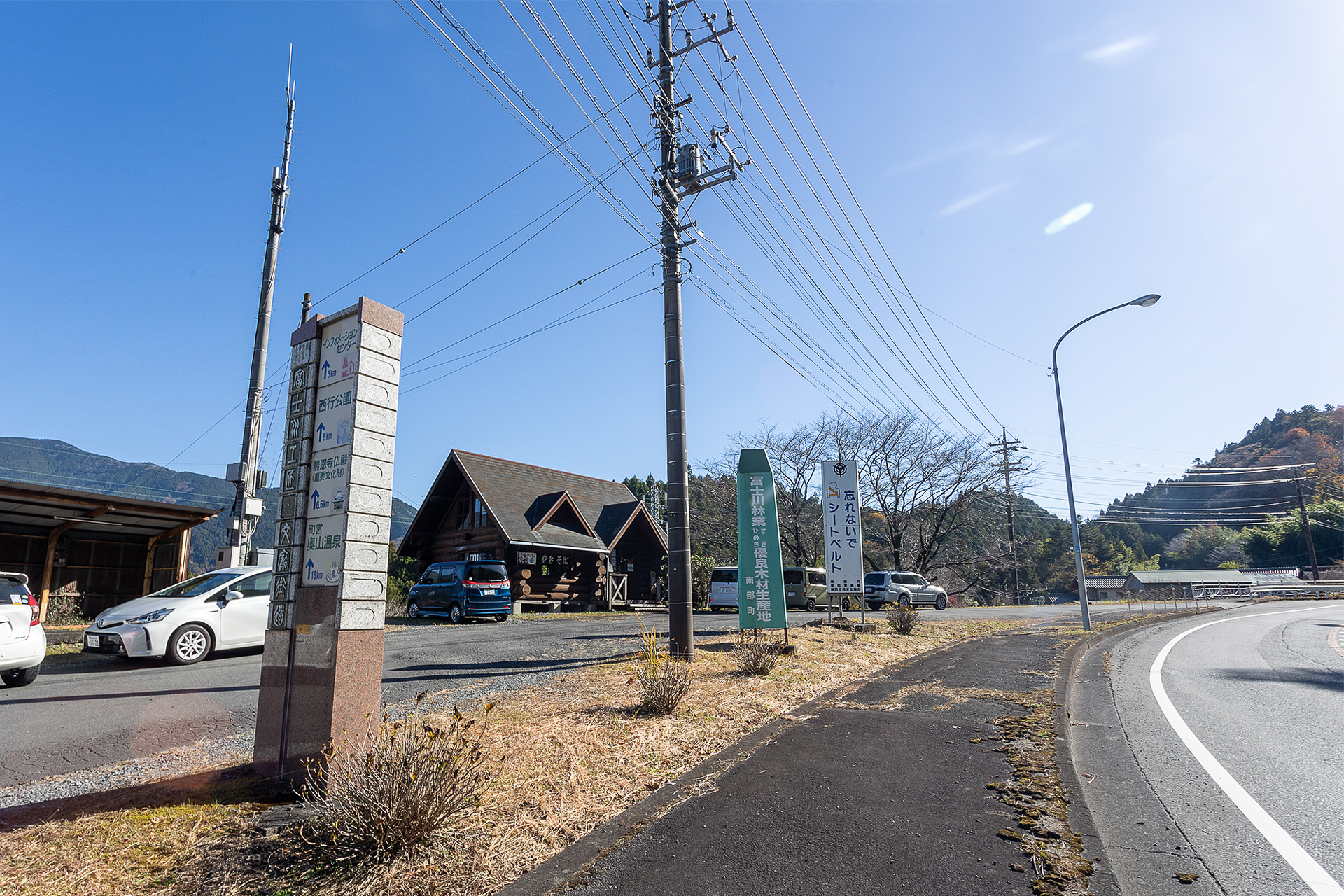 南部ICから国道52号線を静岡方面にいくと左手にこのような看板が並ぶところがある。もとは地元野菜の直売所や自販機コーナーがあった敷地。三角屋根のログハウスが竹王さん