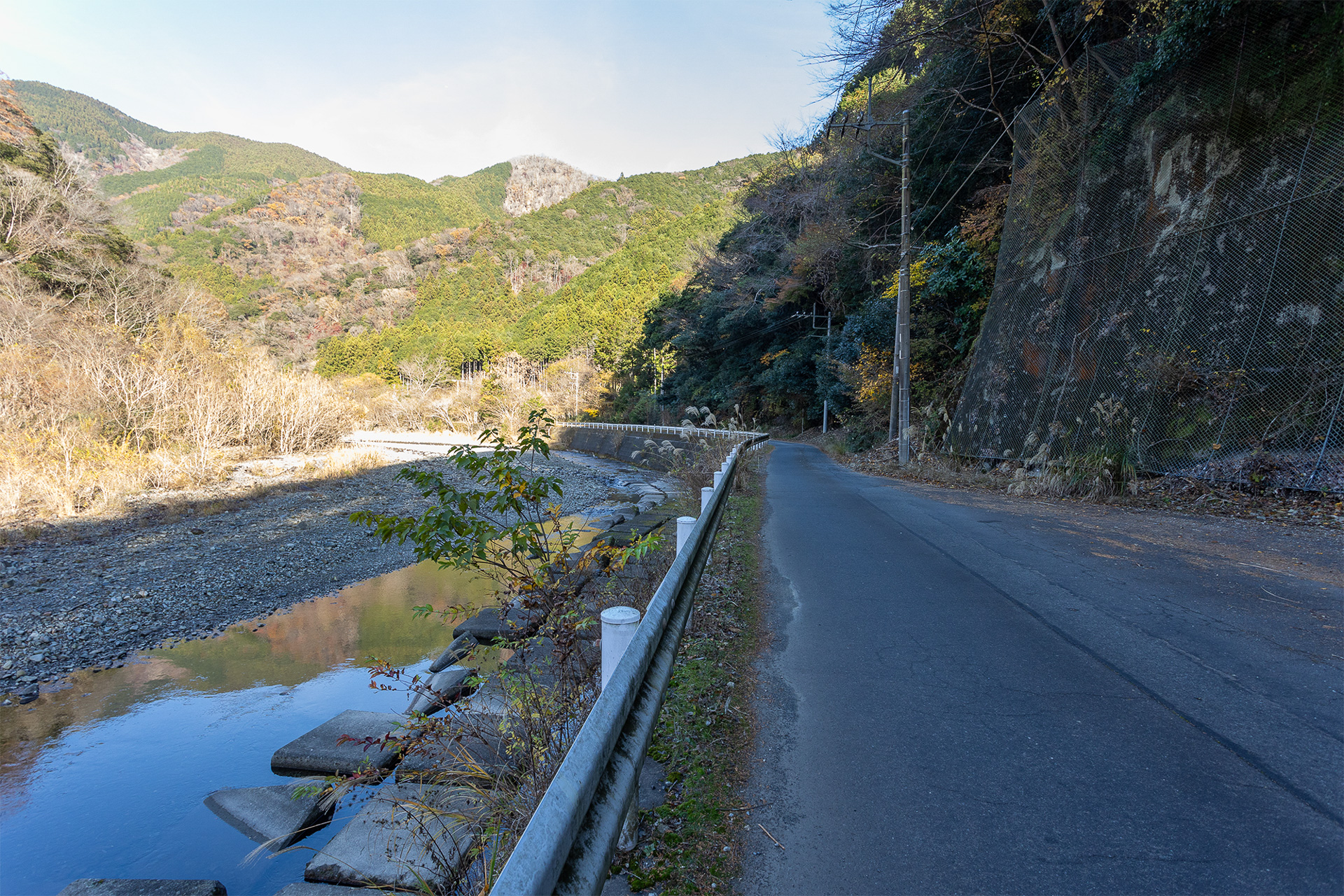 佐野川温泉に向かう山道。クルマ同士、すれ違いができない区間も多いので通行時は速度を控えて十分な安全運転を。佐野川温泉の入浴券はキャンピングカートリップLでも購入できる（回数券のばら売り）。現地で買うより少し安い値段としているという