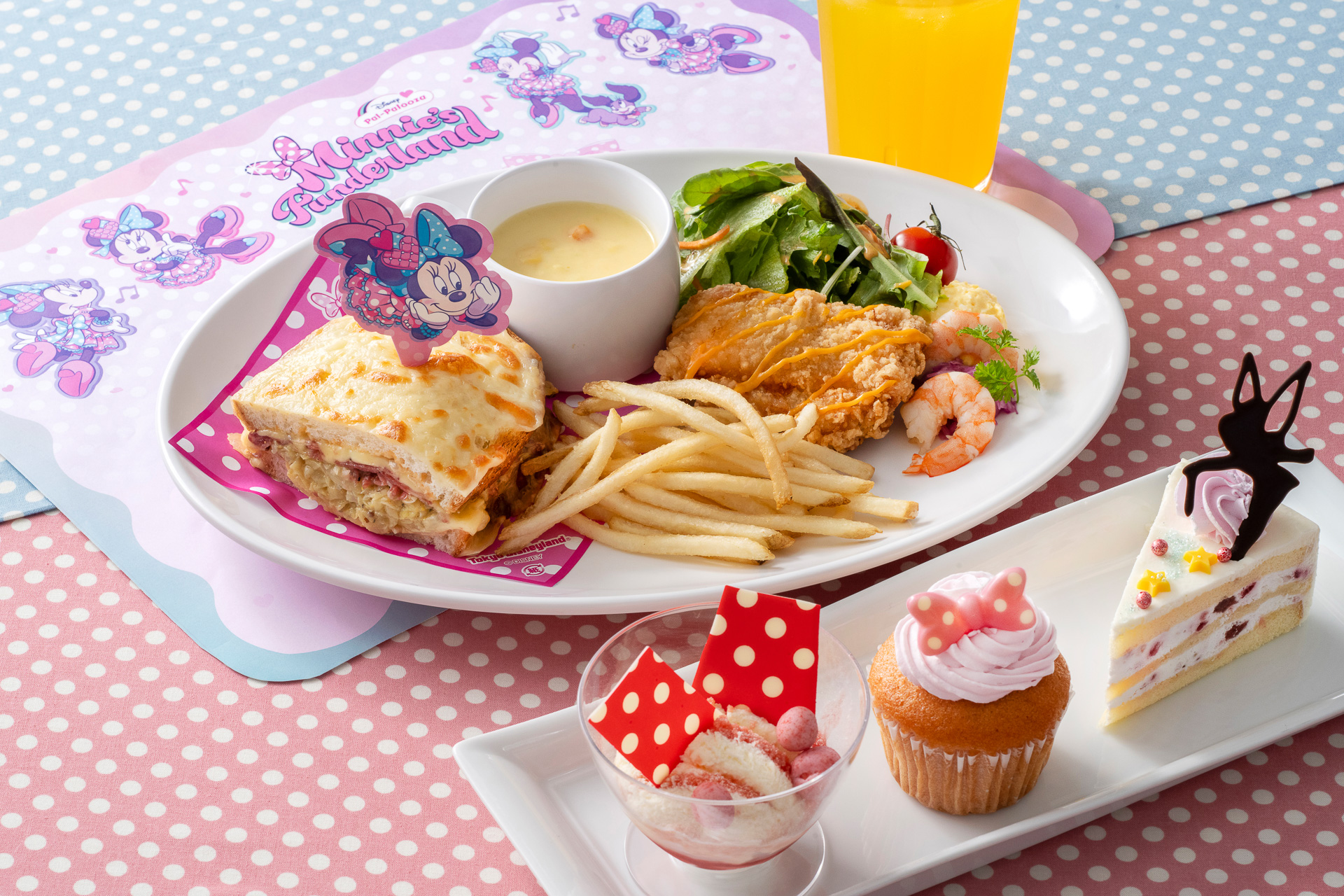 「プラザパビリオン・レストラン」の「ミニーのキュートクラシックセット」と「スウィーツセット」