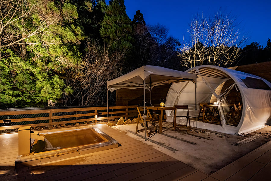 各棟に個別の天然露天風呂を備える