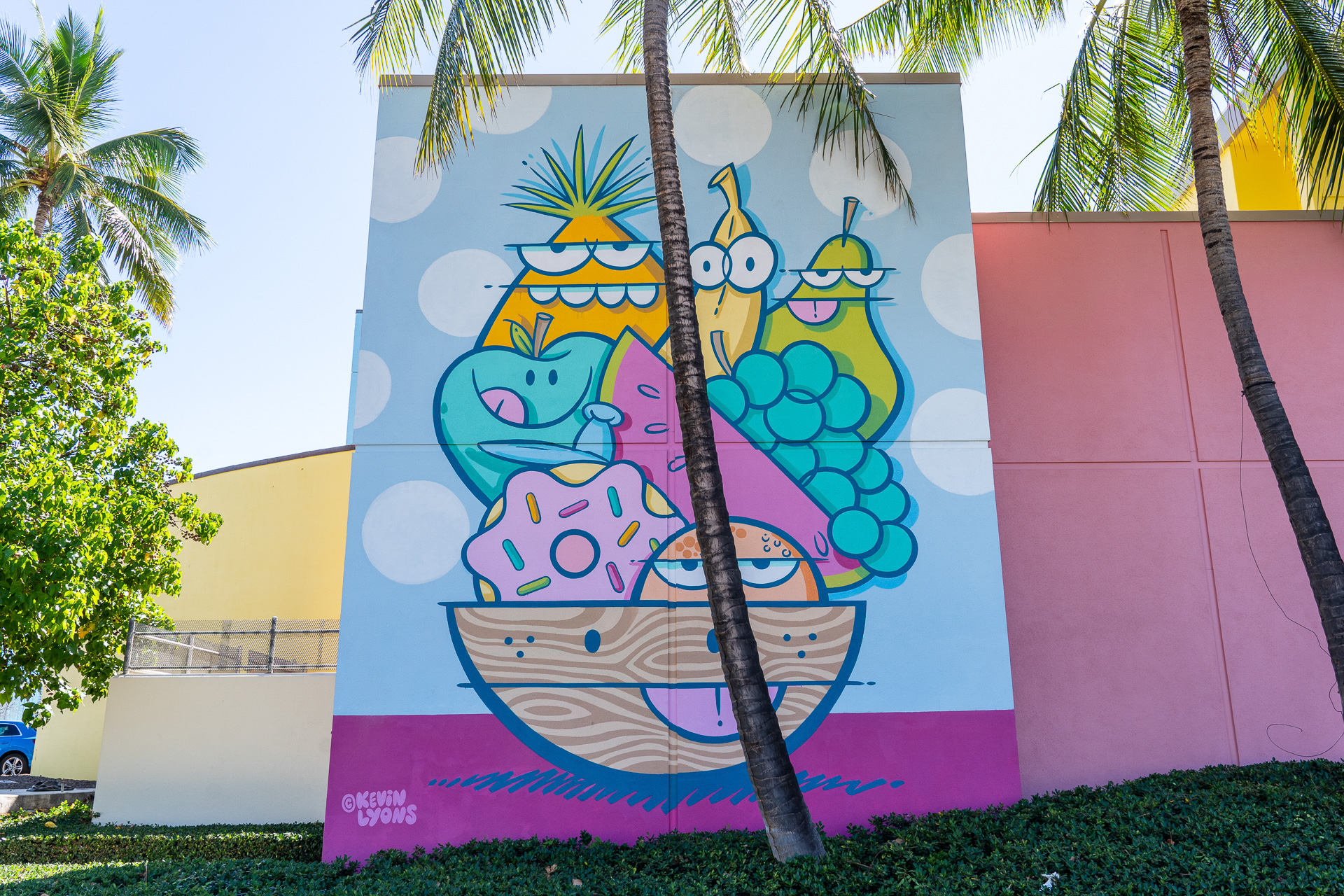 こちらは一番有名なアーティスト、Kevin Lyons氏の新作アート