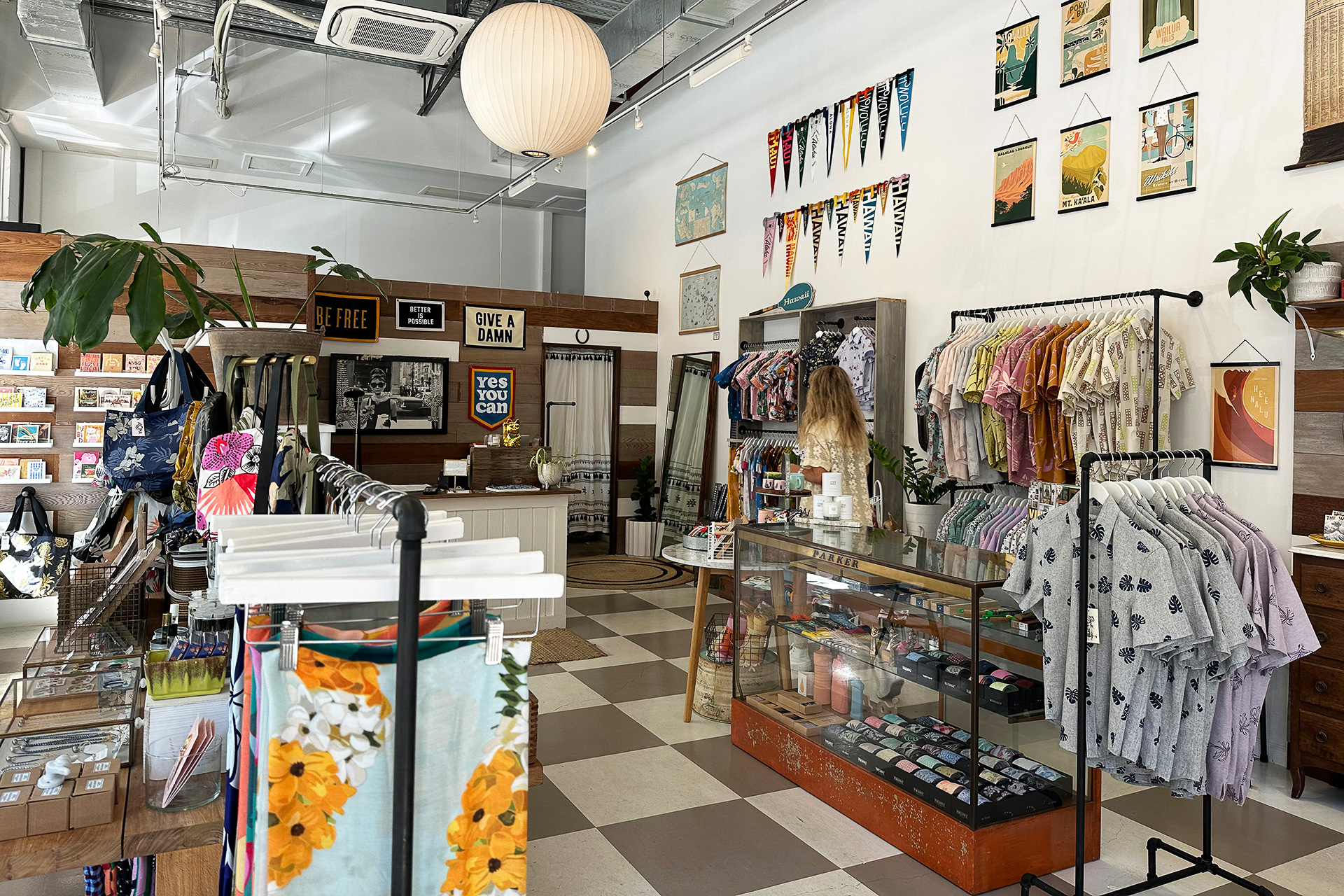 同行の記者さん（男性）はここで素敵なアロハを買っていました