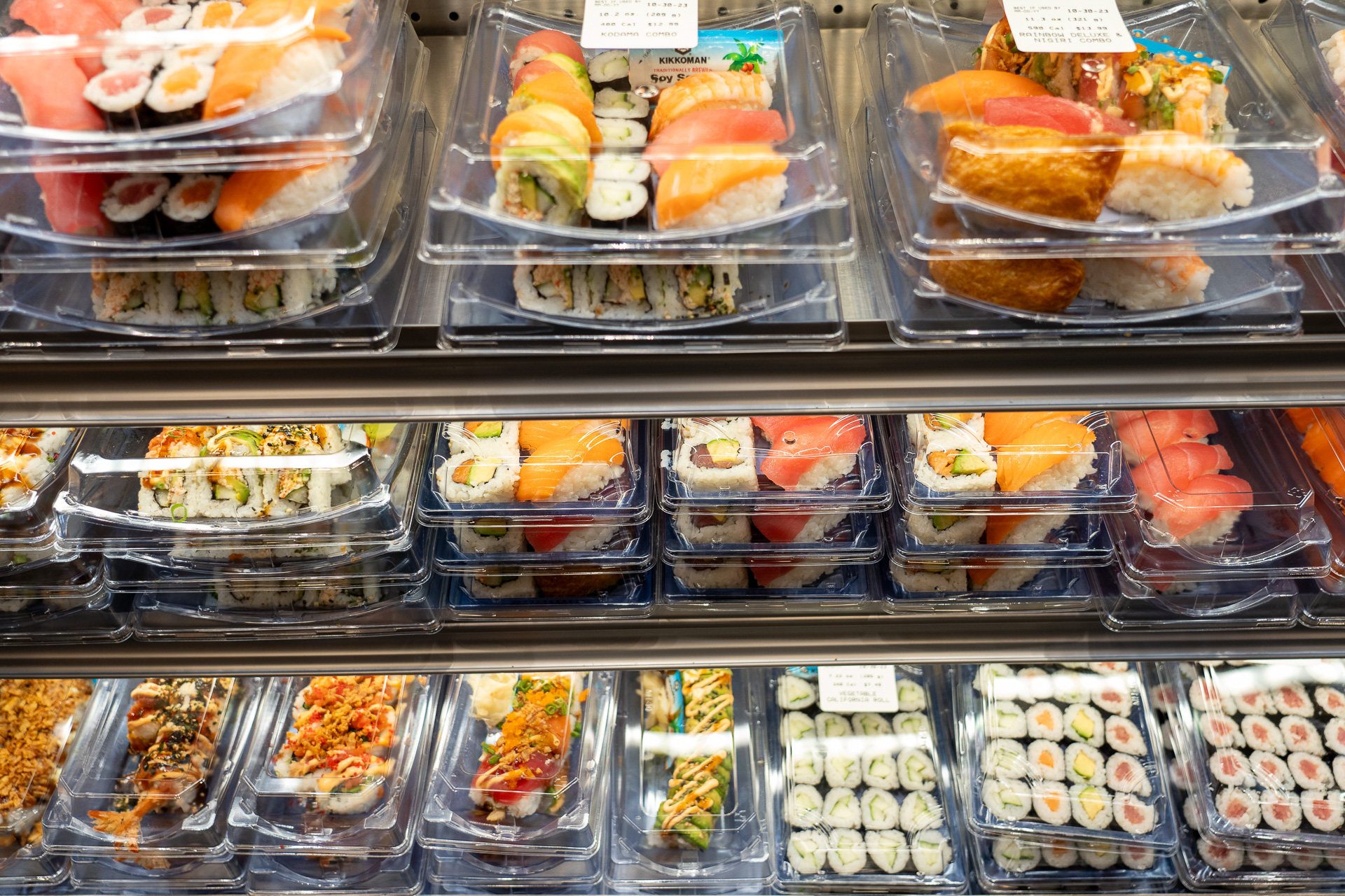 お寿司やマラサダ、スパムむすびにピザなど。新鮮フルーツもいろいろ。ポケボウルもあります