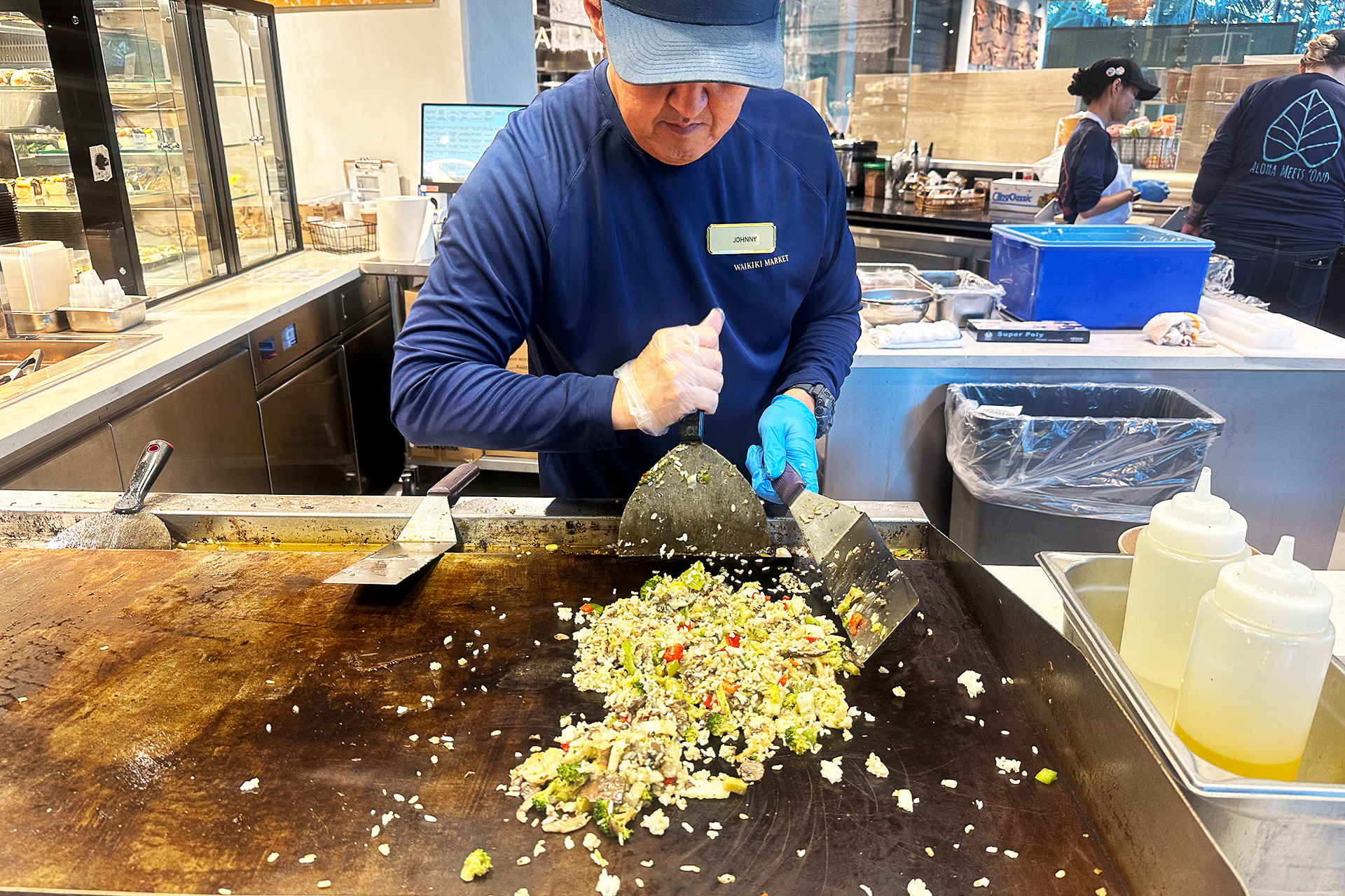 目の前で炒めてくれます。この時点では味が薄いので調味料を指さしてオーダーすべし