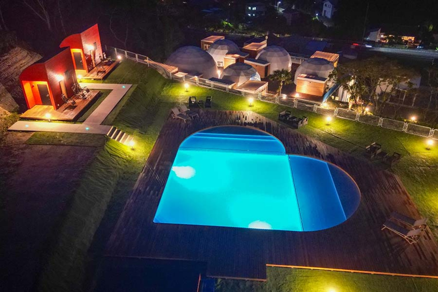 ハート型の大型プール