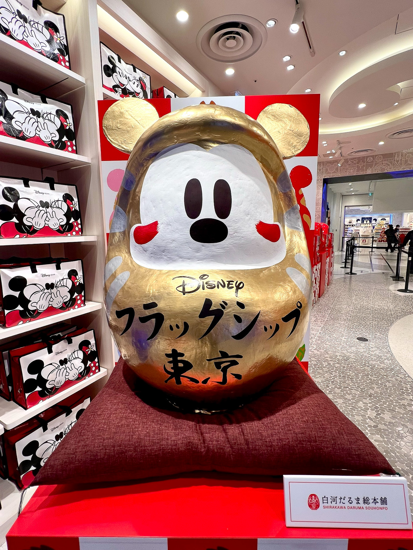 ゴールドカラーの特大のミッキーだるまも登場！