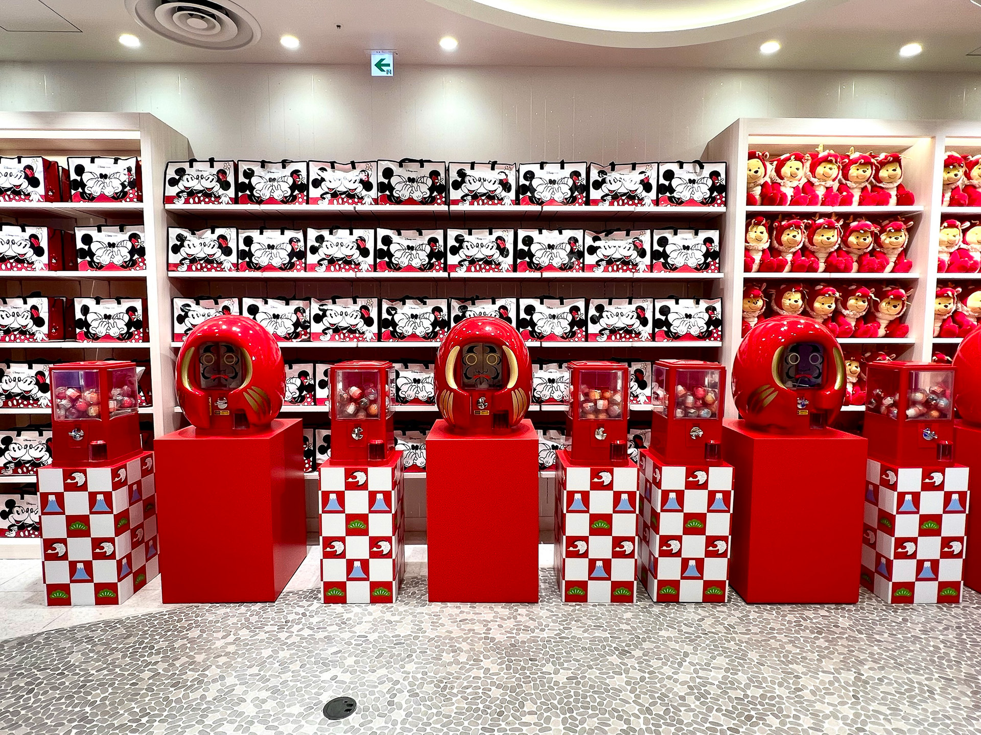 だるまシェイプのカプセルトイマシーンがずらり