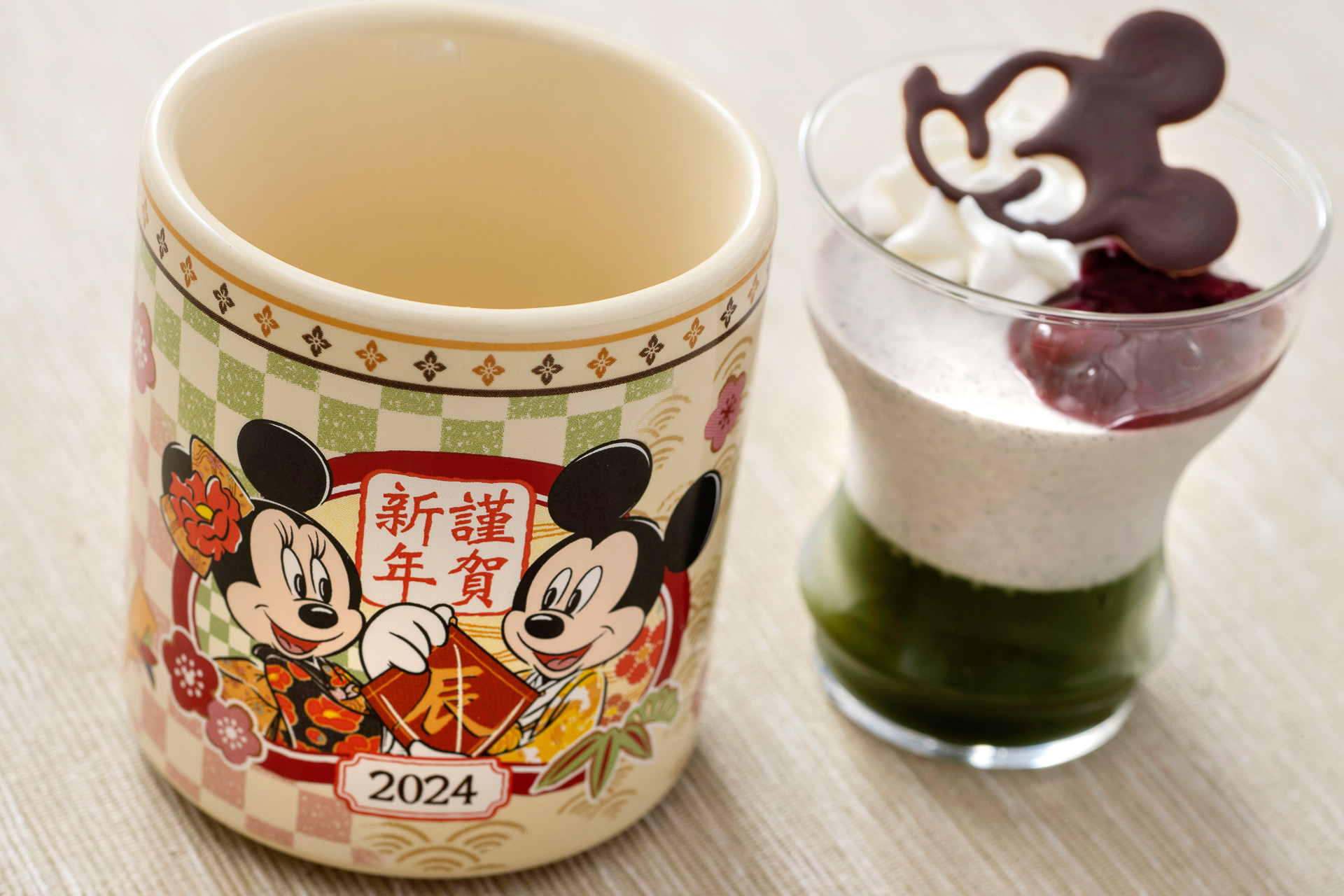 「抹茶ゼリー＆黒ごまムース」（単品550円／スーベニアカップ付き プラス550円）