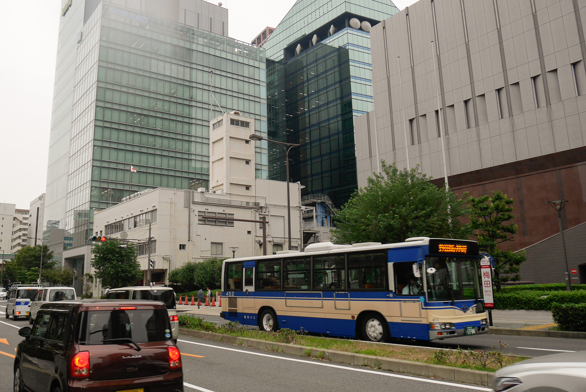 梅田・茶屋町エリアを走行する阪神バス。かつての路面電車は、道路中央部を走行していた
