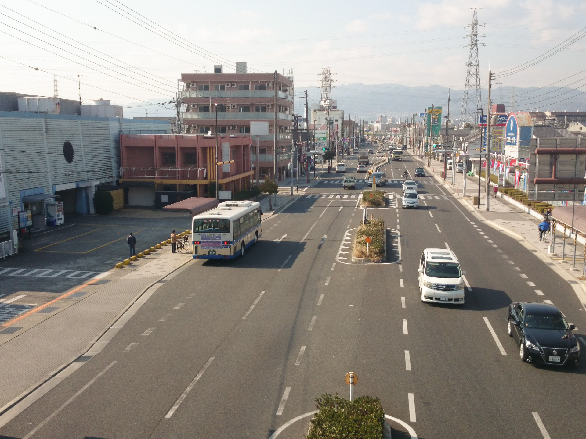 尼崎市内の国道2号線を走る阪神バス。道路中央部に路面電車「阪神国道線」が走っていた