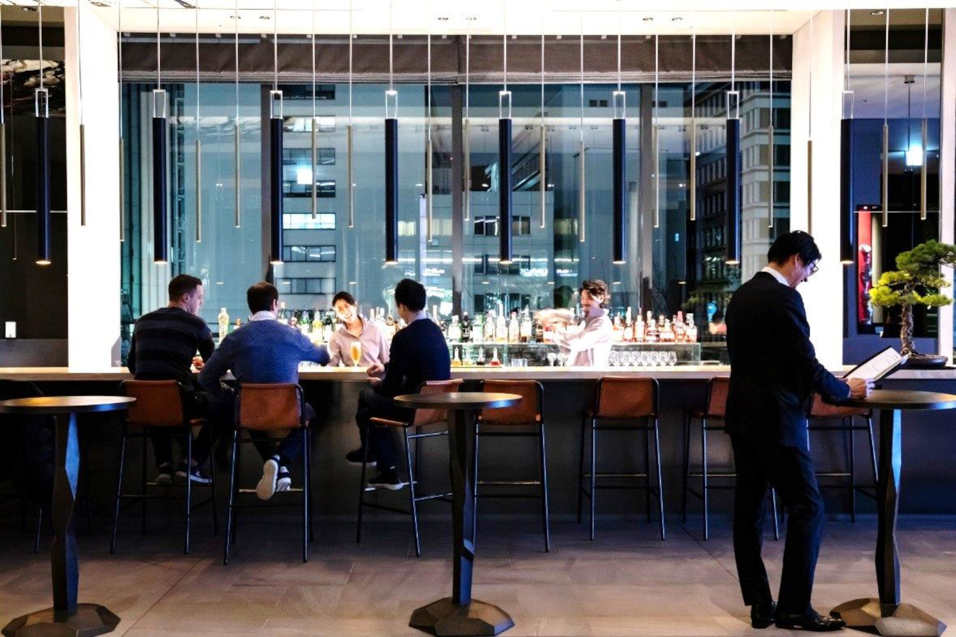 「JUNCTION」にはバーカウンターやソファ席が設けられる