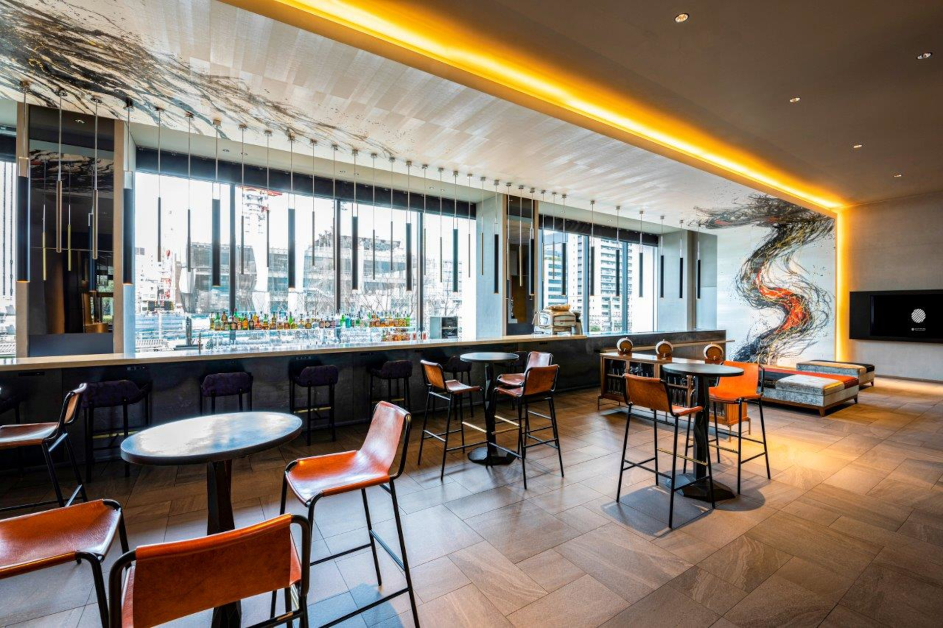 歌舞伎の「隈取」の色使いを墨で施したラウンジバーのデザイン。躍動感あふれる筆づかいで役者の動きや派手な装いを表現している