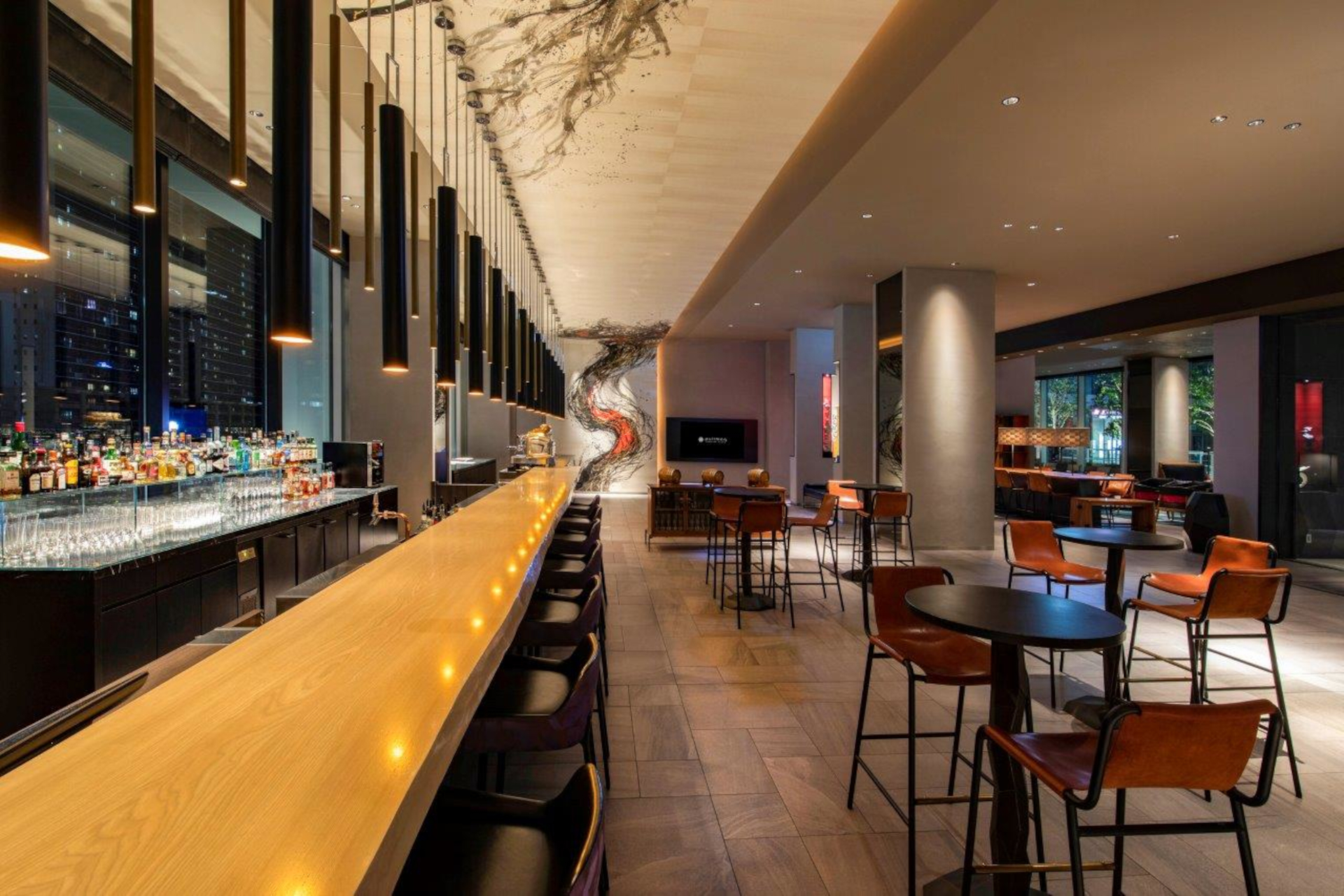 歌舞伎の「隈取」の色使いを墨で施したラウンジバーのデザイン。躍動感あふれる筆づかいで役者の動きや派手な装いを表現している