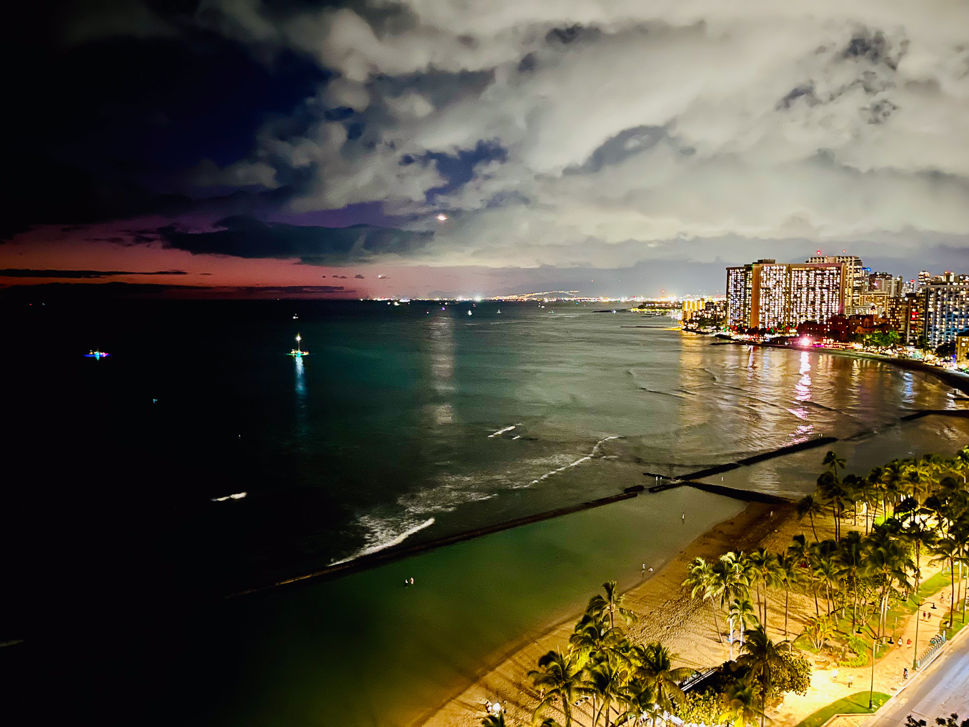 ホテルからとらえたリゾート地のハワイを象徴する夜景