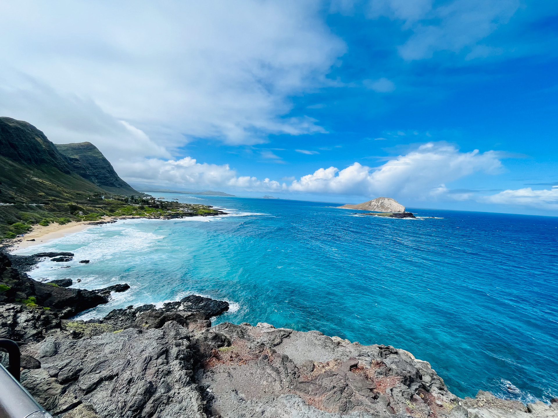 透明度抜群の青い海、雨で緑豊な山のコントラストを楽しめる3月のビュー