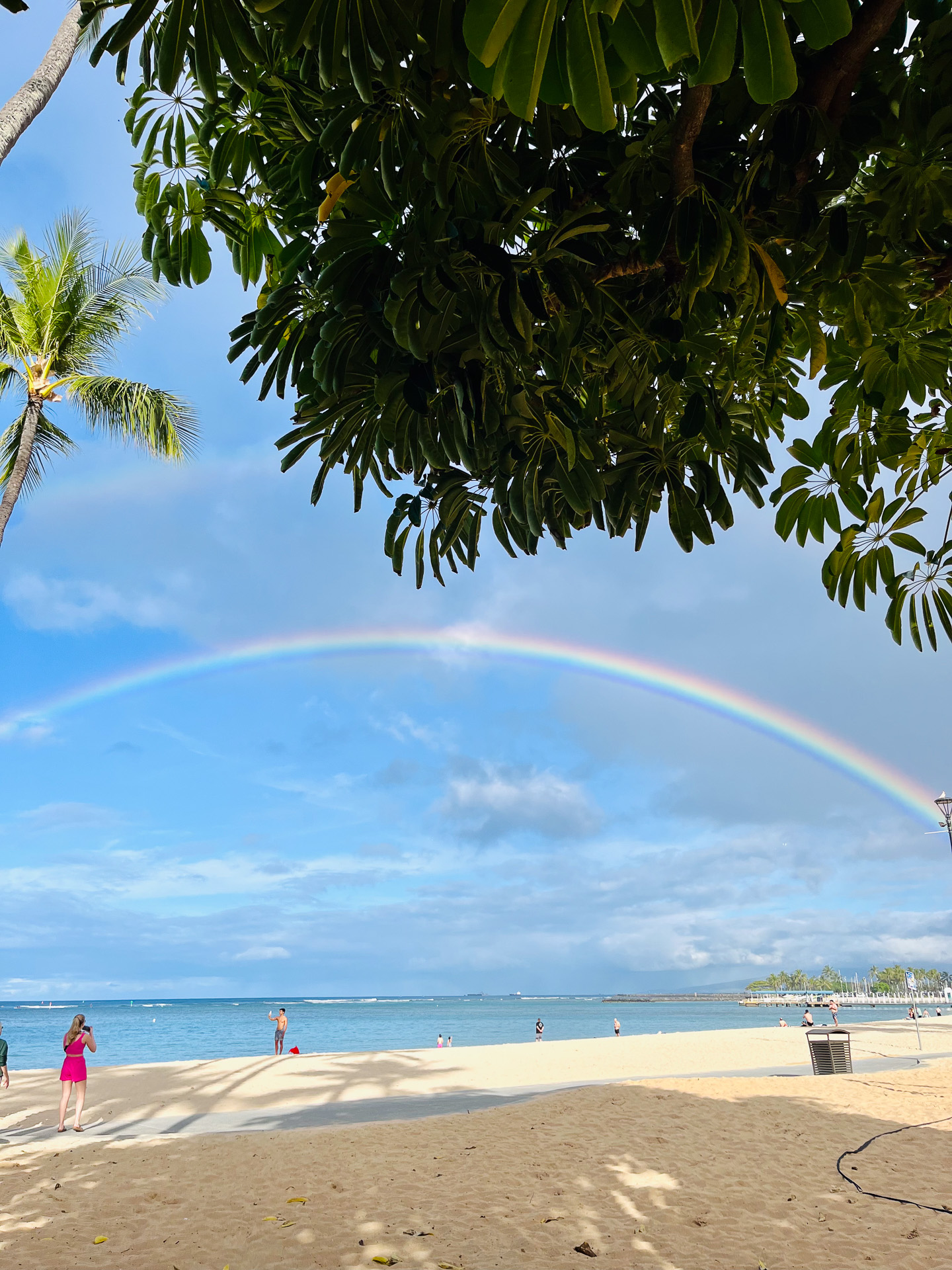 4月の虹。ハワイでは虹は7色ではなく6色と言われている