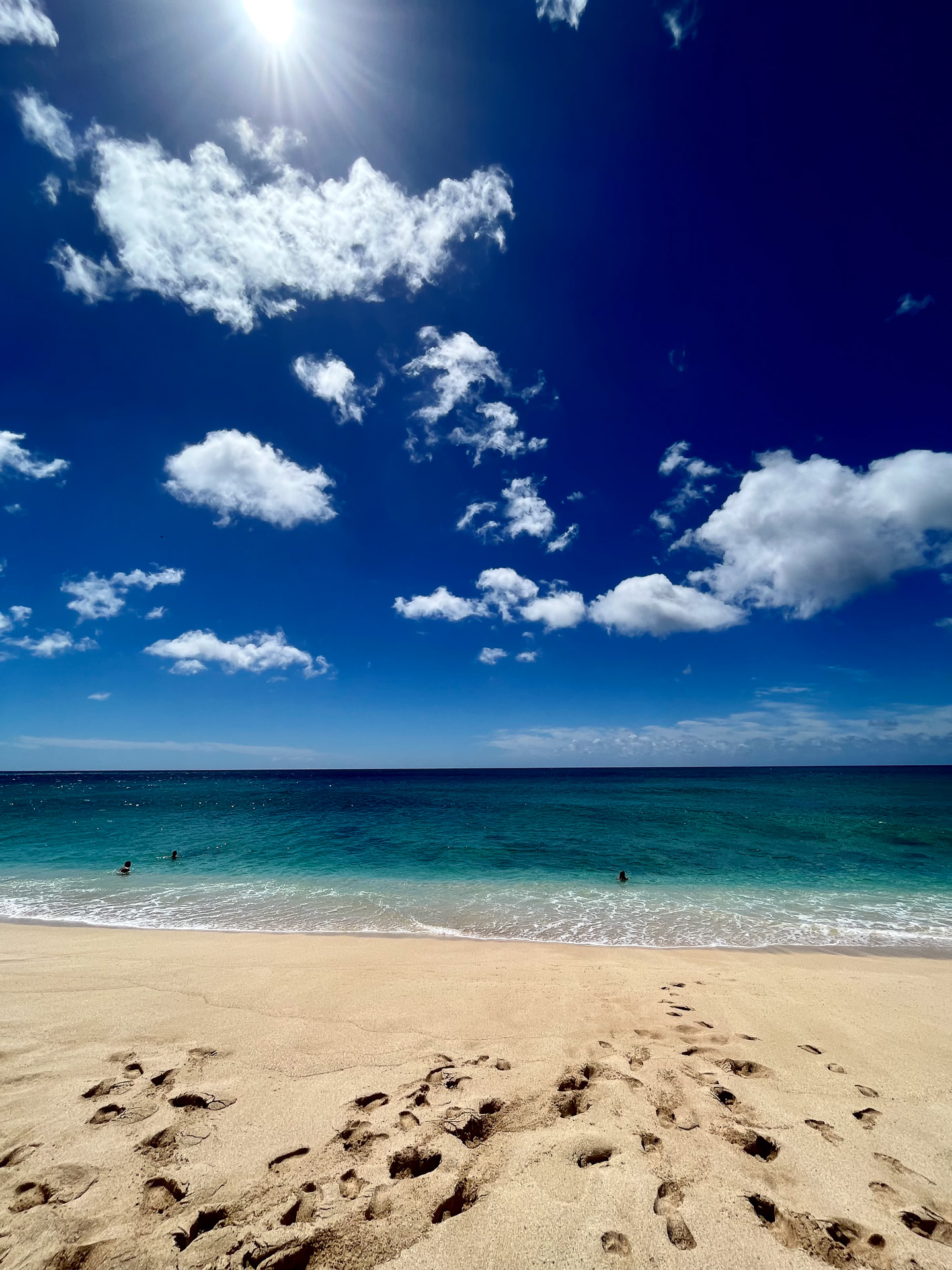 ノースショアのエフカイビーチ。冬は大波が押し寄せ、サーフィンの「パイプラインマスターズ」が開催される