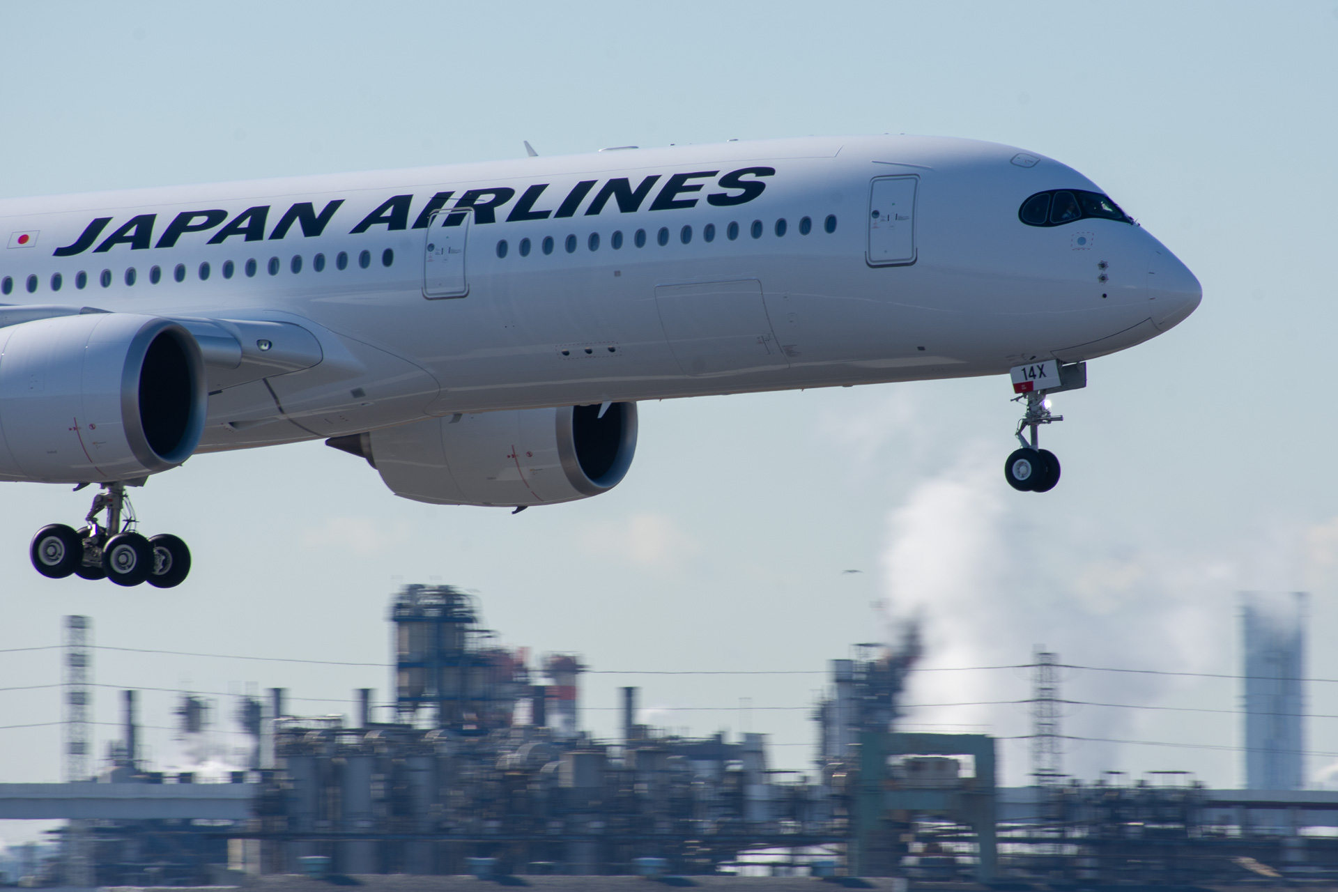 JALが516便と海保機との衝突事故について会見した（写真は同型の14号機JA14XJ）