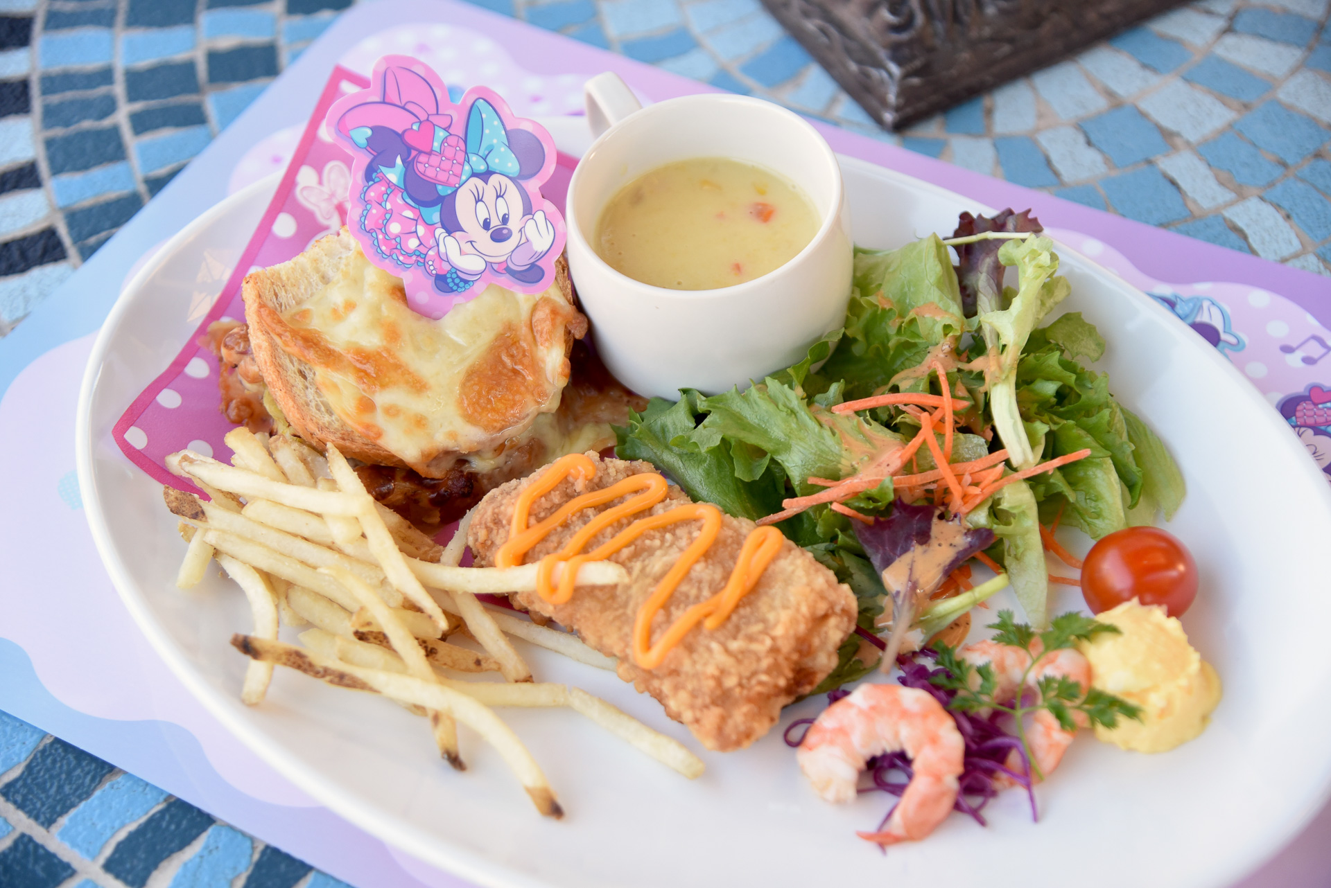 プラザパビリオン・レストランの「ミニーのキュートクラシックセット」（1980円）