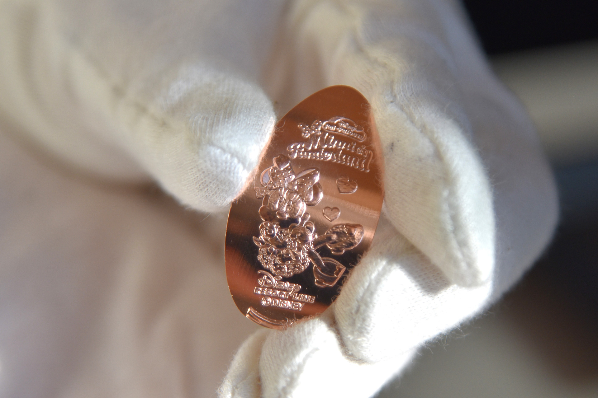 「スーベニアメダル」（各100円）は改札前のマシーンで購入可能