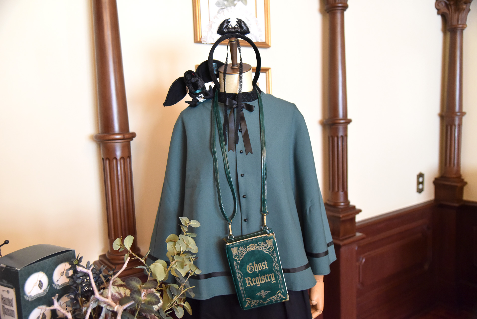 「カチューシャ」（2400円）や「ケープ」（7000円）はマンションコーデに欠かせません