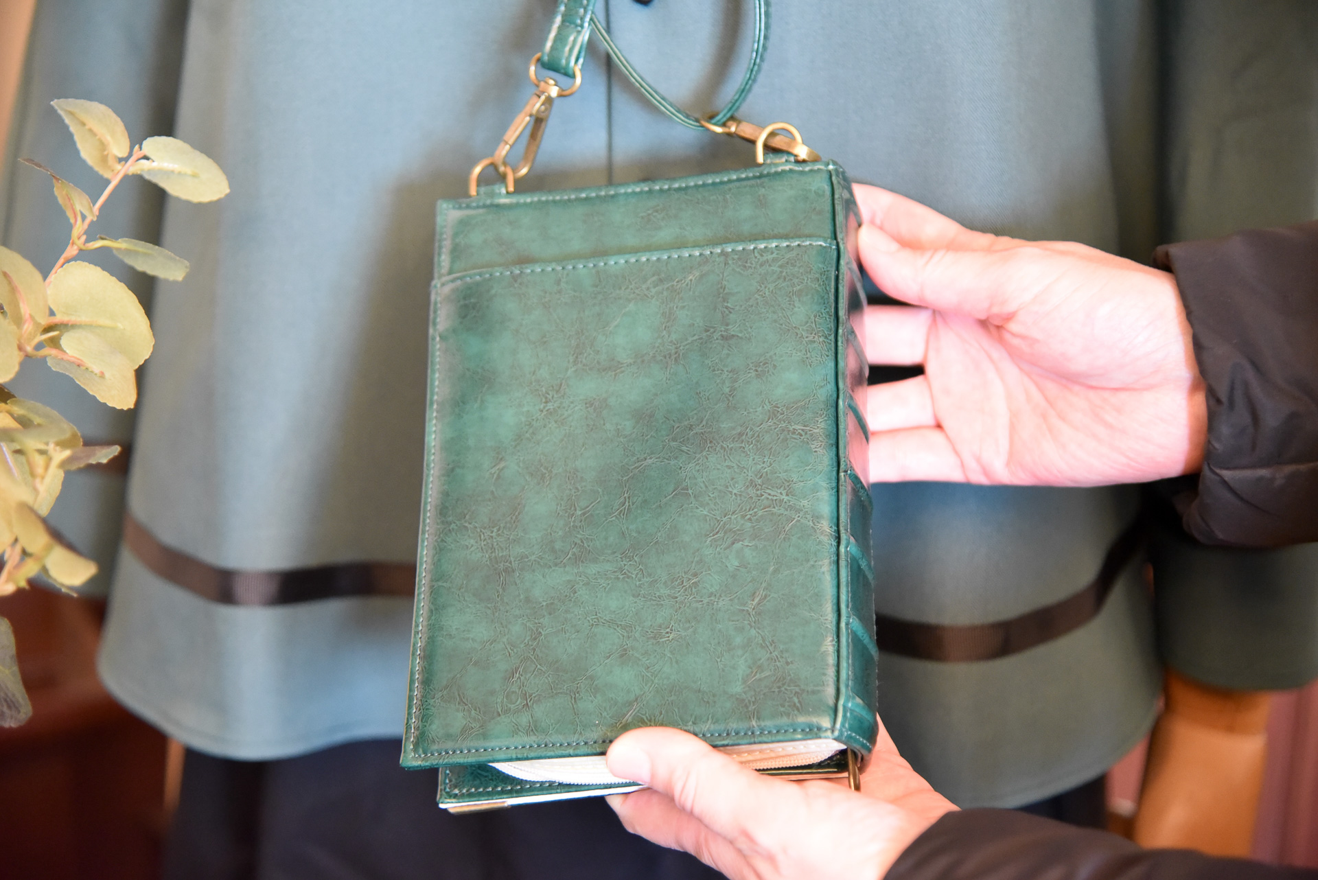 背面にはポケットには謎解きのプログラムを入れるのにぴったり