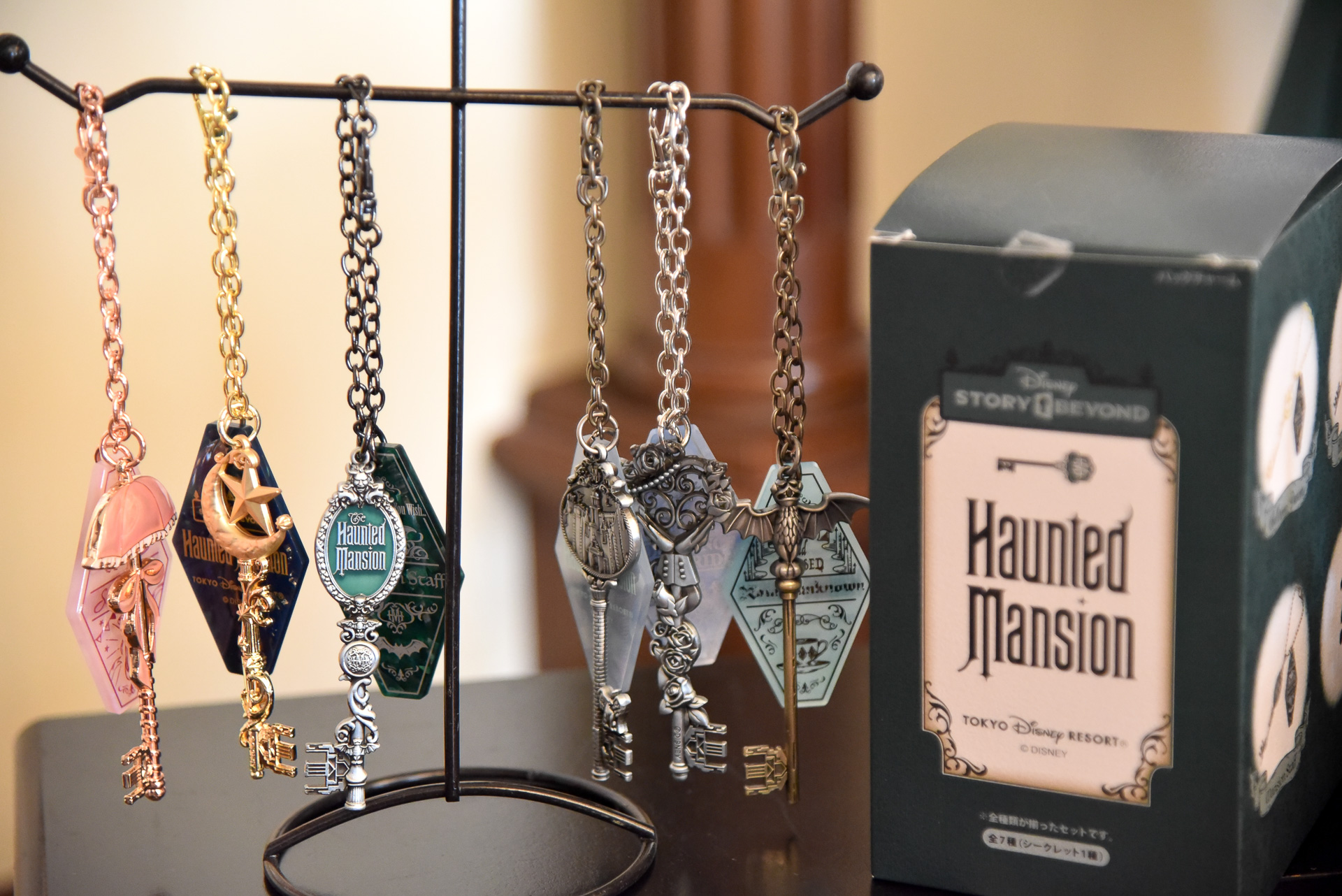 「バッグチャーム」（単品：2200円、セット：1万5400円）