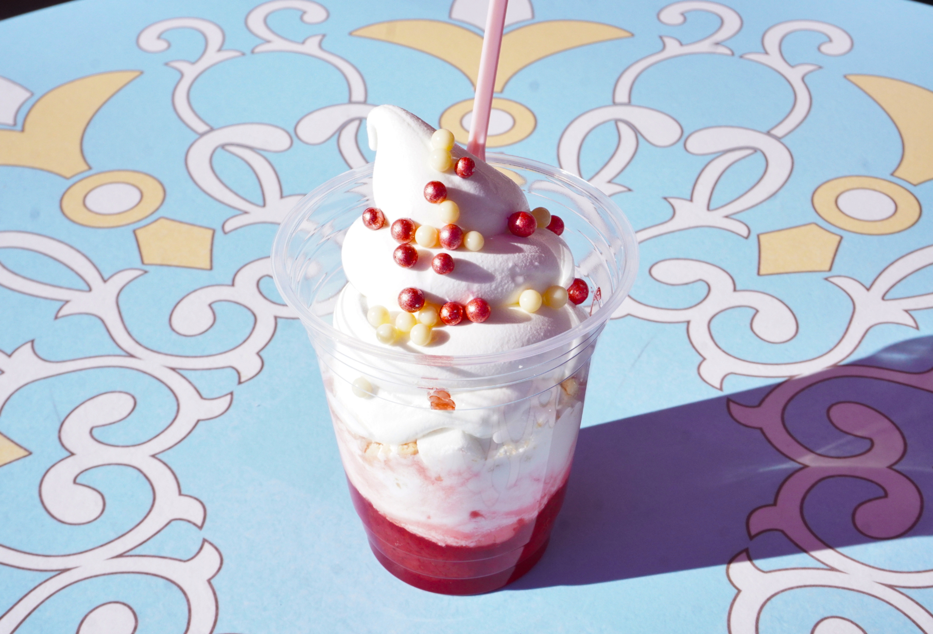 期間限定「スペシャルサンデー（ストロベリー＆チーズホイップ）」（780円）