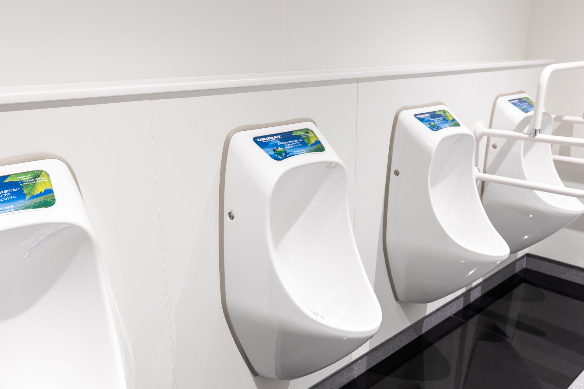 店舗に節水型トイレを導入し、敷地植栽にはリサイクルウォーター（雨水）を活用する