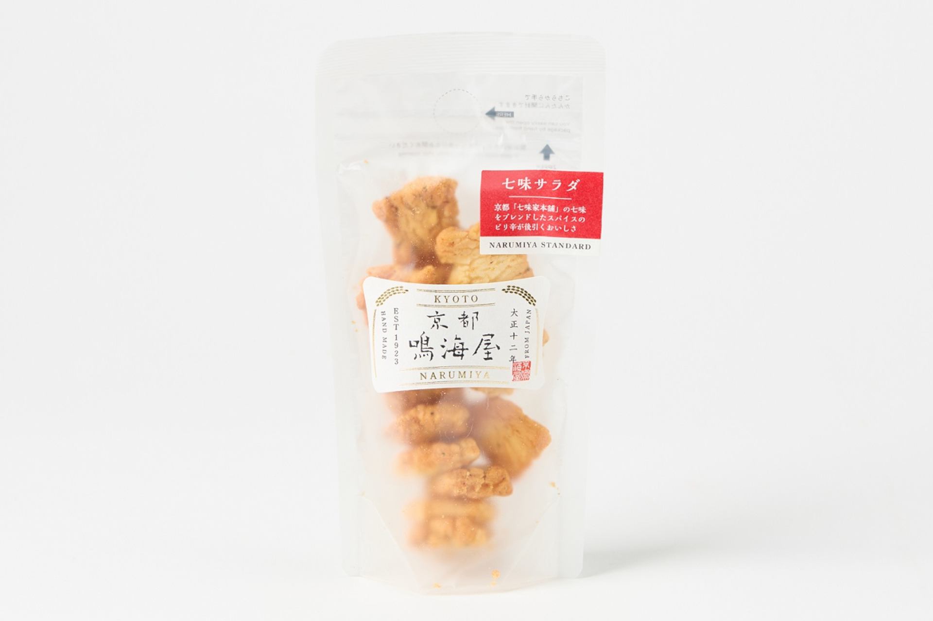 「七味サラダ（あられ）」。京都・七味家本舗の七味唐辛子をブレンドしたオリジナルスパイスを振りかけている