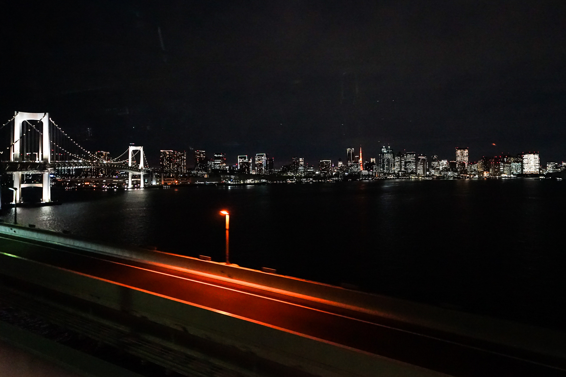 レインボーブリッジとお別れ。東京タワーも見える