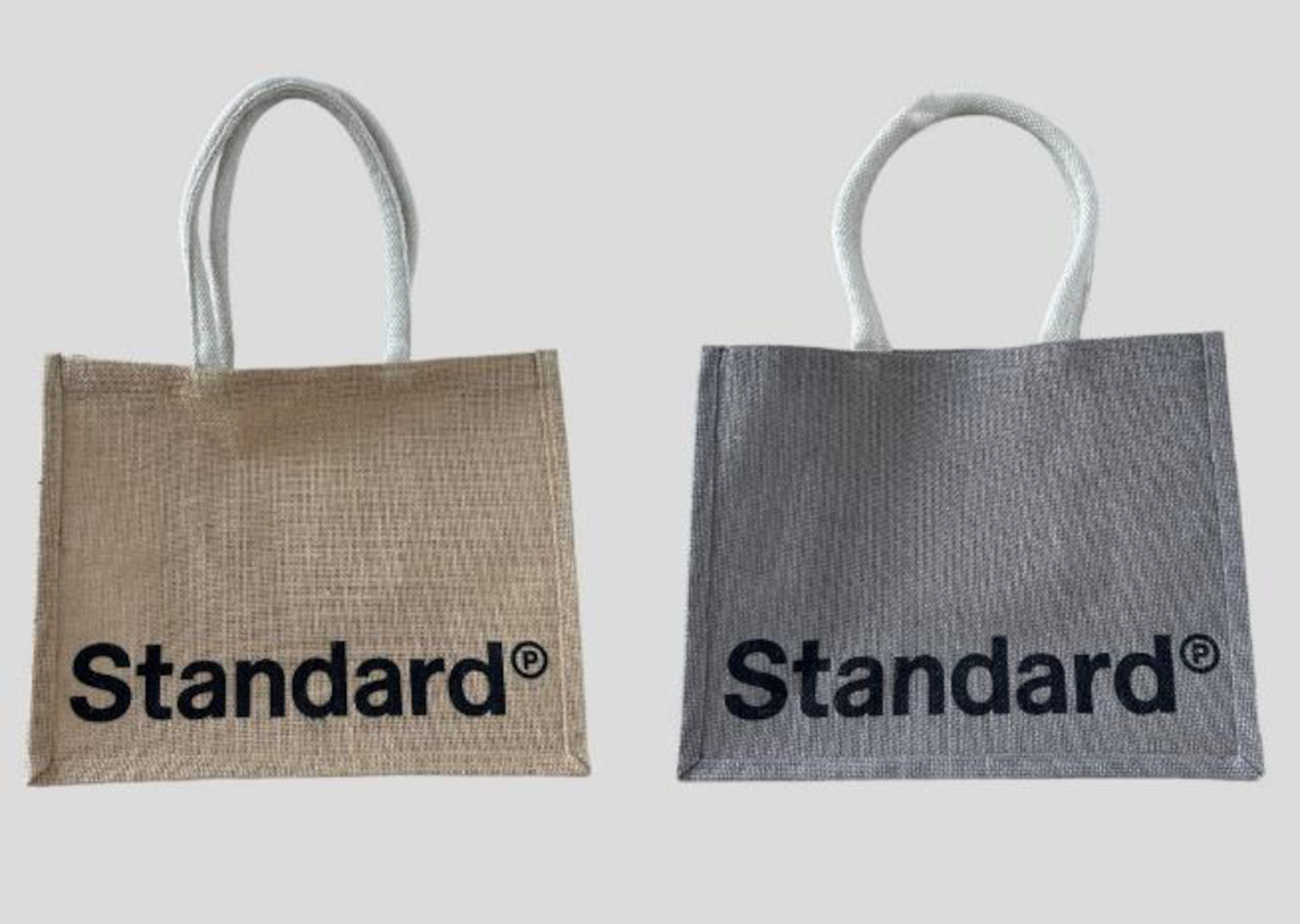 ロゴ入りになった「A4トートシリーズ」50×36×15cm（持ち手含む高さ×幅×奥行）。ベージュとグレーの新色2つをラインアップ