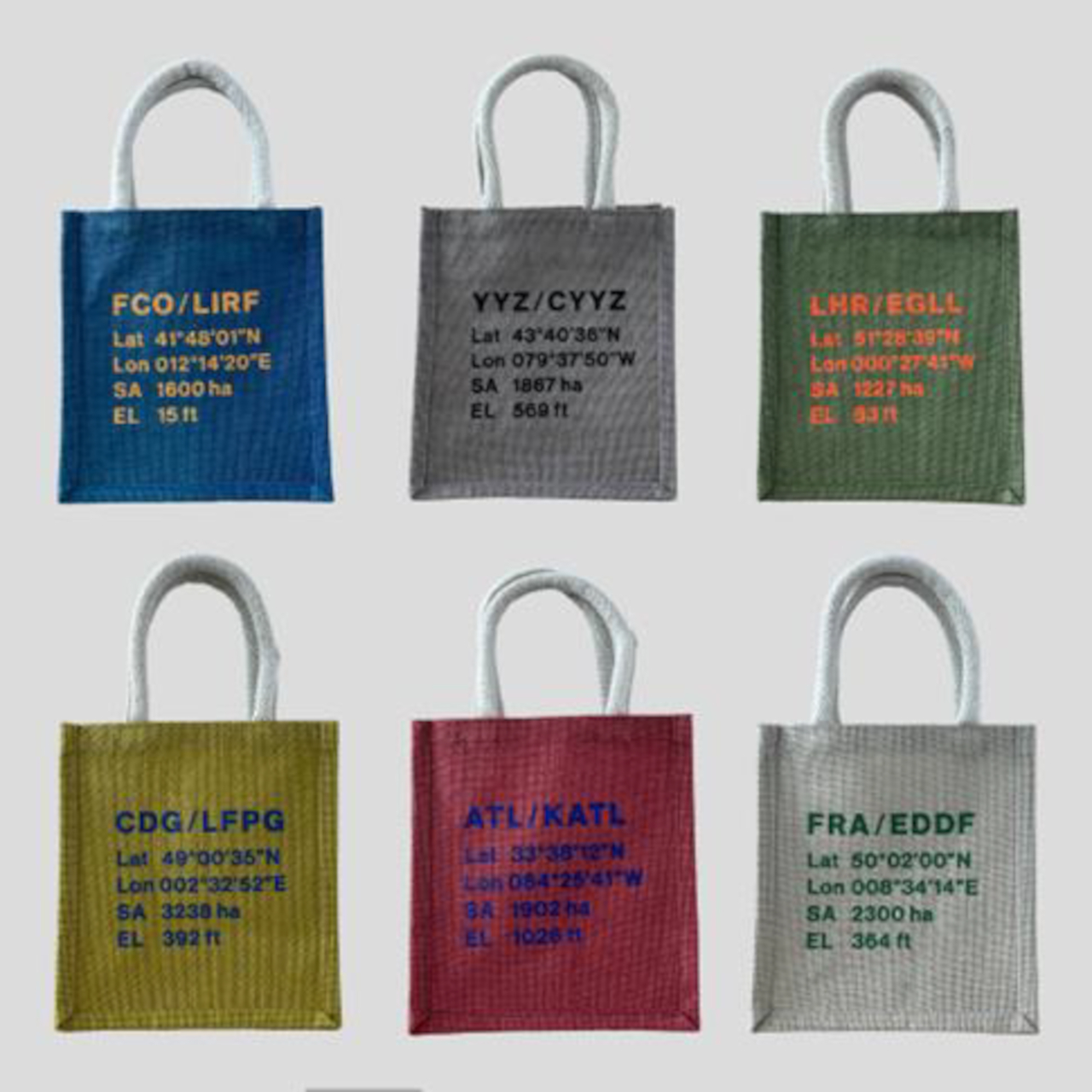 6色展開の「A6サイズカラートート」35×21×13cm（持ち手含む高さ×幅×奥行）。FCO/フィウミチーノ空港（イタリア）、YYZ/トロント・ピアソン国際空港（カナダ）、LHR/ヒースロー空港（イギリス）、CDG/パリ＝シャルル・ド・ゴール空港（フランス）、ATL/ハーツフィールド・ジャクソン・アトランタ国際空港（アメリカ）、FRA/フランクフルト空港（ドイツ）
