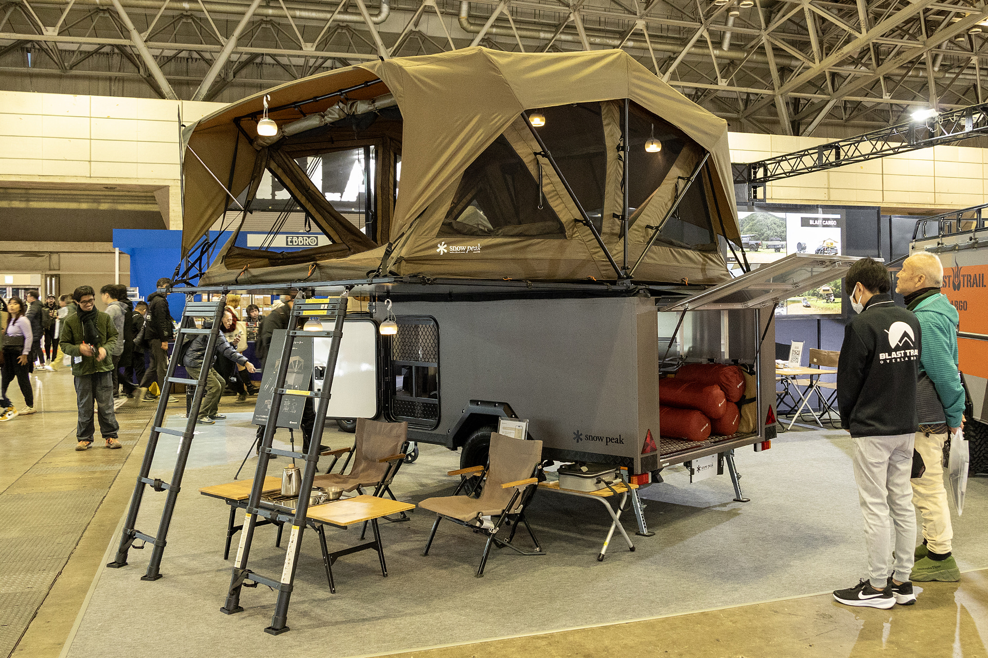 スノーピークが販売を開始するルーフトップテント付きトレーラーの「フィールドトレーラー」が初公開された