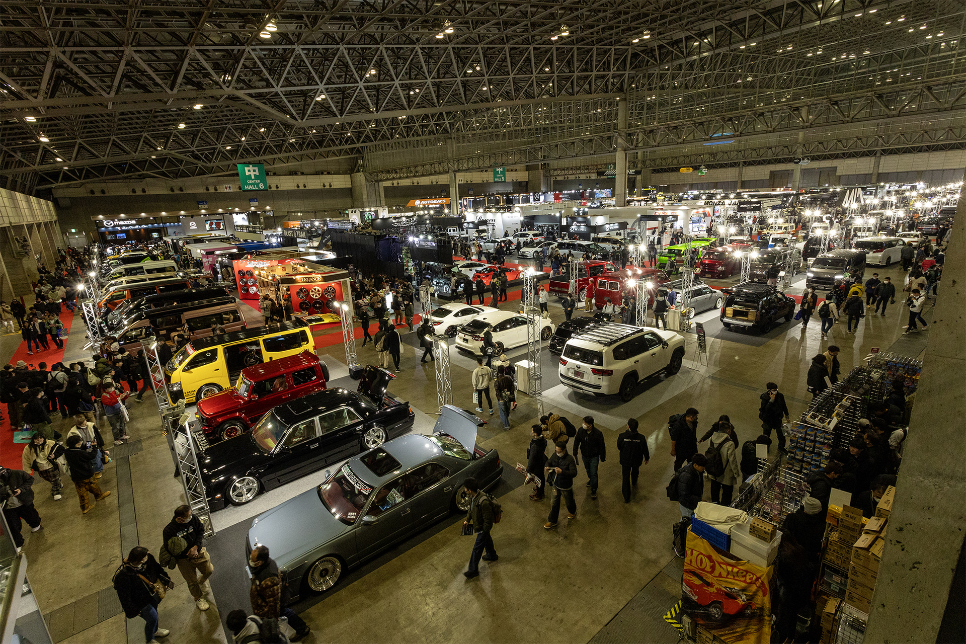 1月12日～14日に開催された「東京オートサロン2024」。幕張メッセの西、中、東、北ホールと屋外スペースを使う大規模なカスタムカーイベントだ