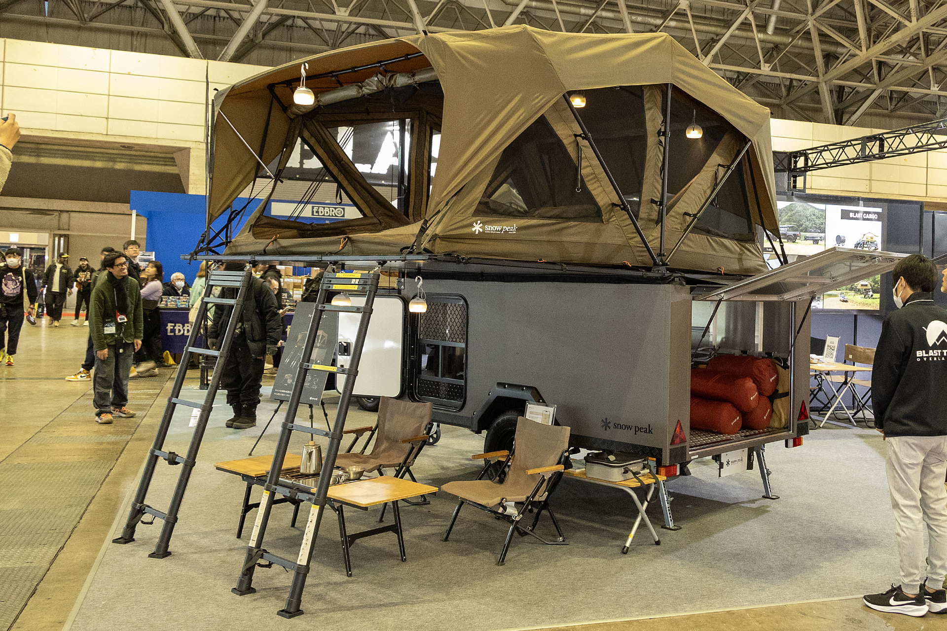 アウトドアレジャーも展開するキャンプ用品メーカー「スノーピーク」がフィールドトレーラーを初公開。普通免許で牽引でき、価格は261万8000円。初日だけ数台の商談が入ったという