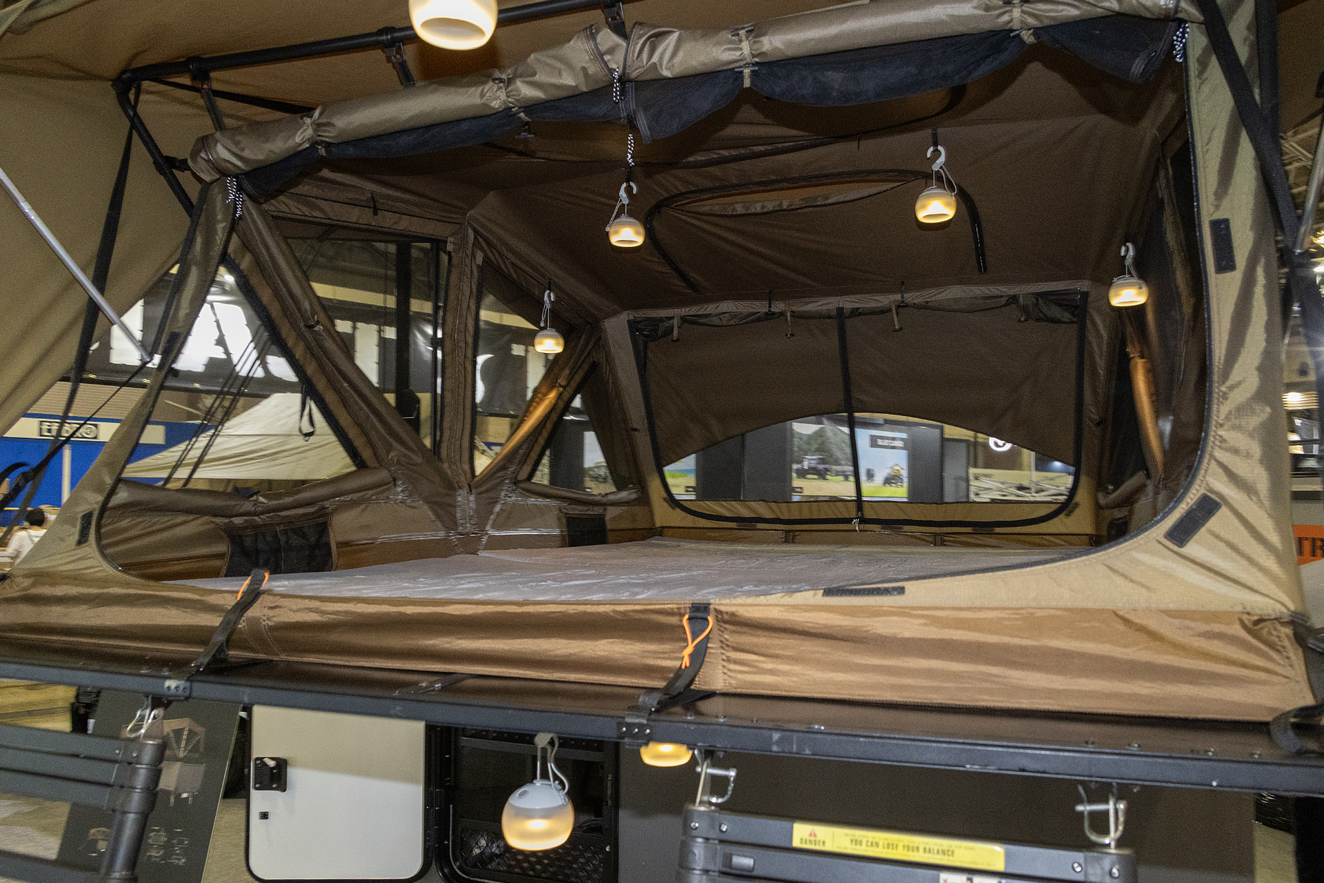 展開することで車幅の倍の床面積になるルーフトップテント。幕を張った可動式フレームを操作するだけで展開でき、撤収もフレームを畳むだけ